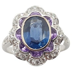 Anello con zaffiro blu, zaffiro viola e diamante incastonati in oro bianco 18 carati