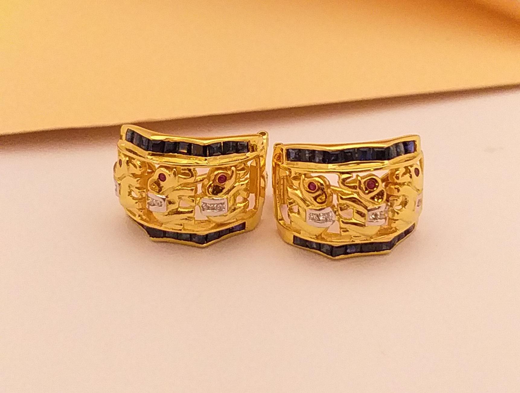 Boucles d'oreilles éléphants en or 18 carats serties de saphirs bleus, de rubis et de diamants Pour femmes en vente