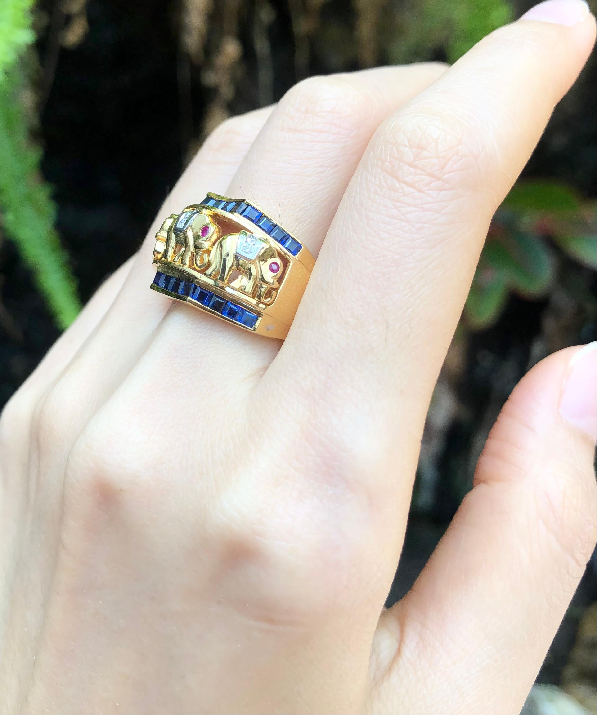 Contemporain Bague éléphant en or 18 carats sertie d'un saphir bleu avec rubis et diamants en vente