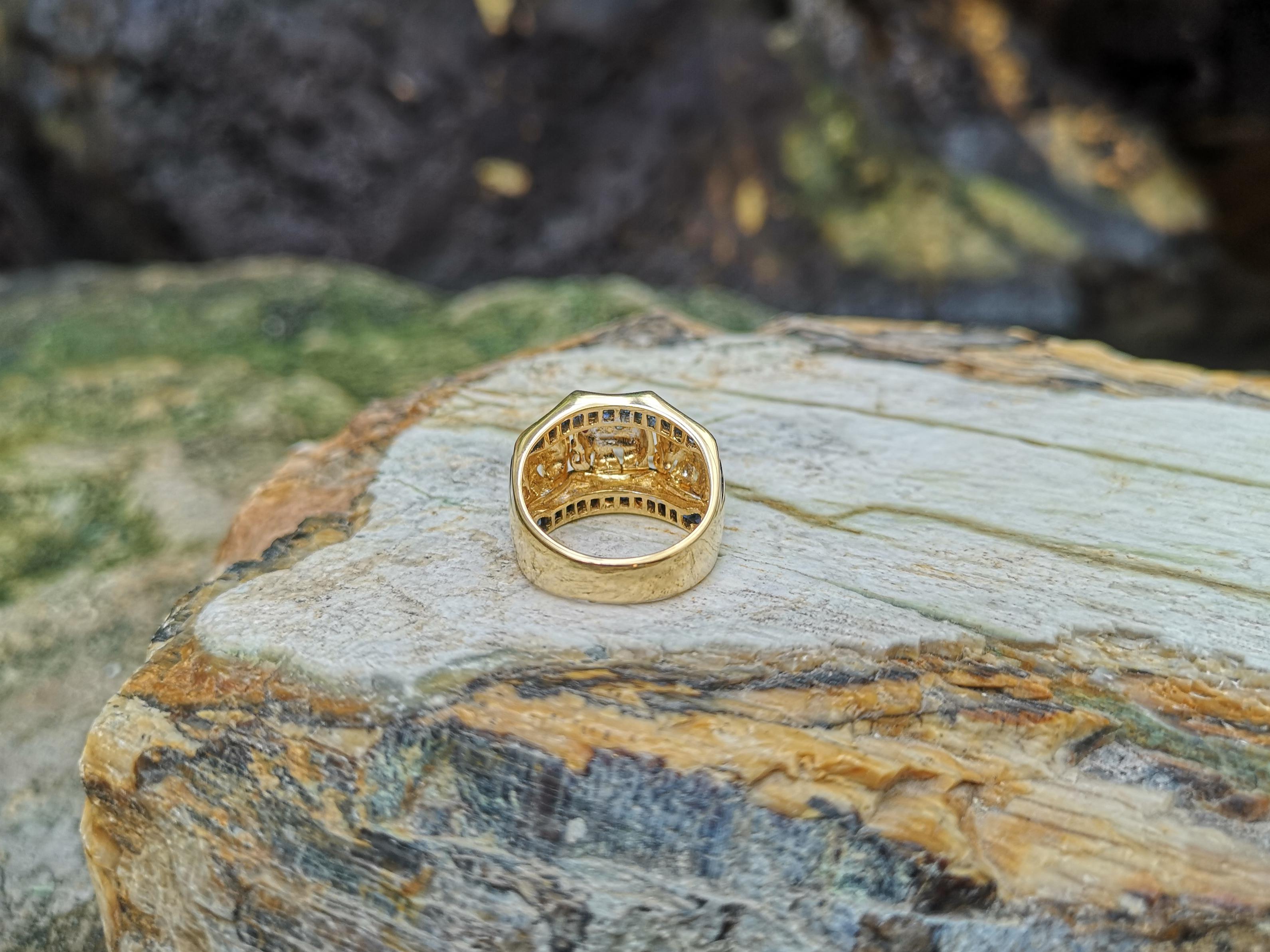Bague éléphant en or 18 carats sertie d'un saphir bleu avec rubis et diamants en vente 3