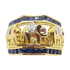 Bague éléphant en or 18 carats sertie d'un saphir bleu, de rubis et de diamants