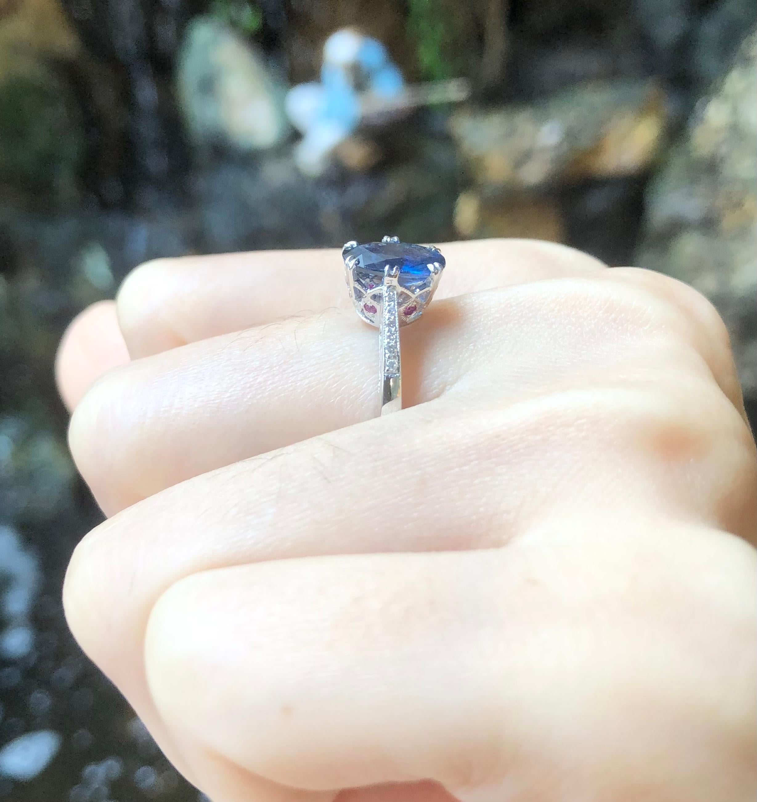 Anillo de zafiro azul con rubí y diamantes engastado en oro blanco de 18 quilates Contemporáneo en venta