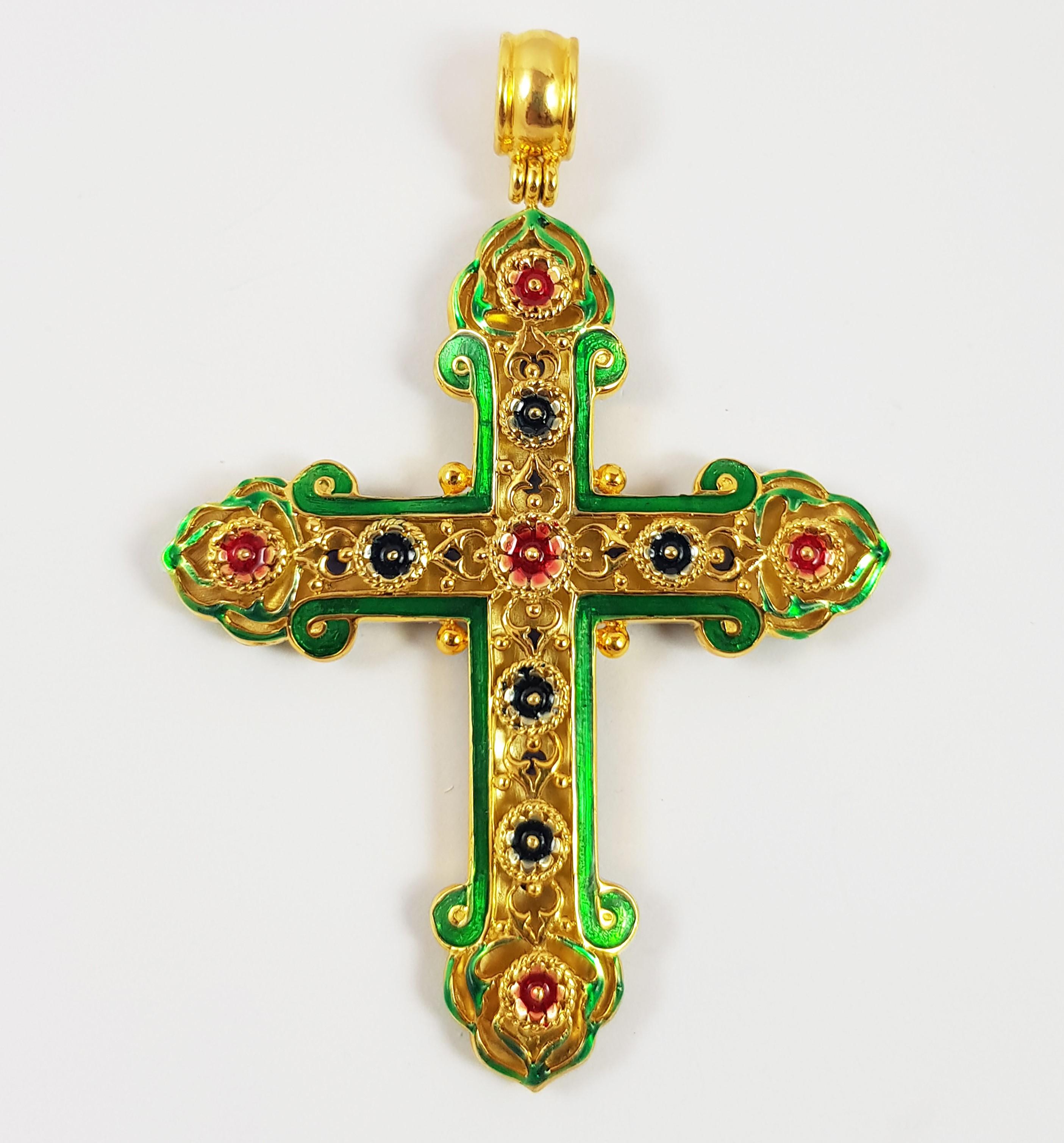 Colgante de zafiro azul de 0,57 quilates y rubí de 1,08 quilates engastados en oro de 18 quilates
(cadena no incluida)

Anchura: 5.2 cm
Longitud: 7.5 cm 

