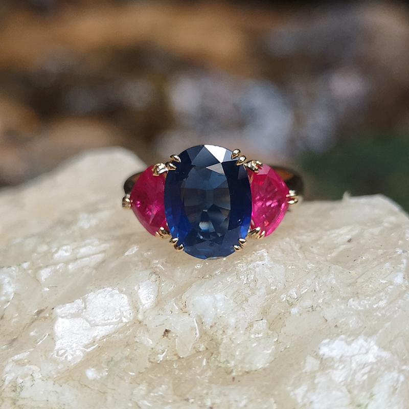 Oval Cut Blue Sapphire with Ruby Ring Set in 18 Karat Gold Settings For Sale