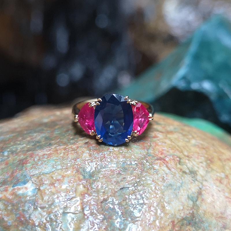 Blue Sapphire with Ruby Ring Set in 18 Karat Gold Settings In New Condition For Sale In Bangkok, TH