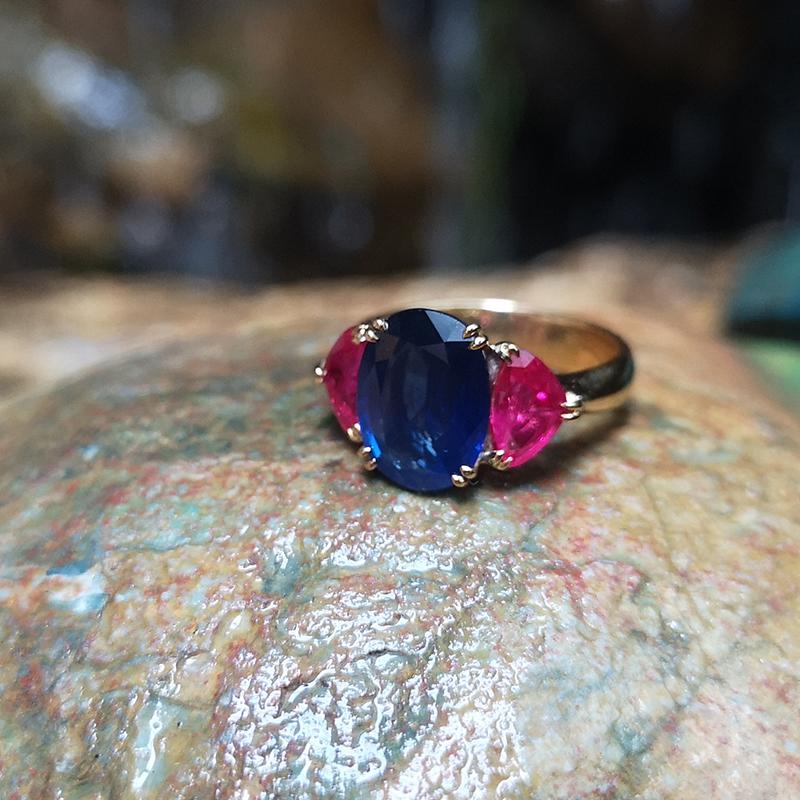 Women's Blue Sapphire with Ruby Ring Set in 18 Karat Gold Settings For Sale
