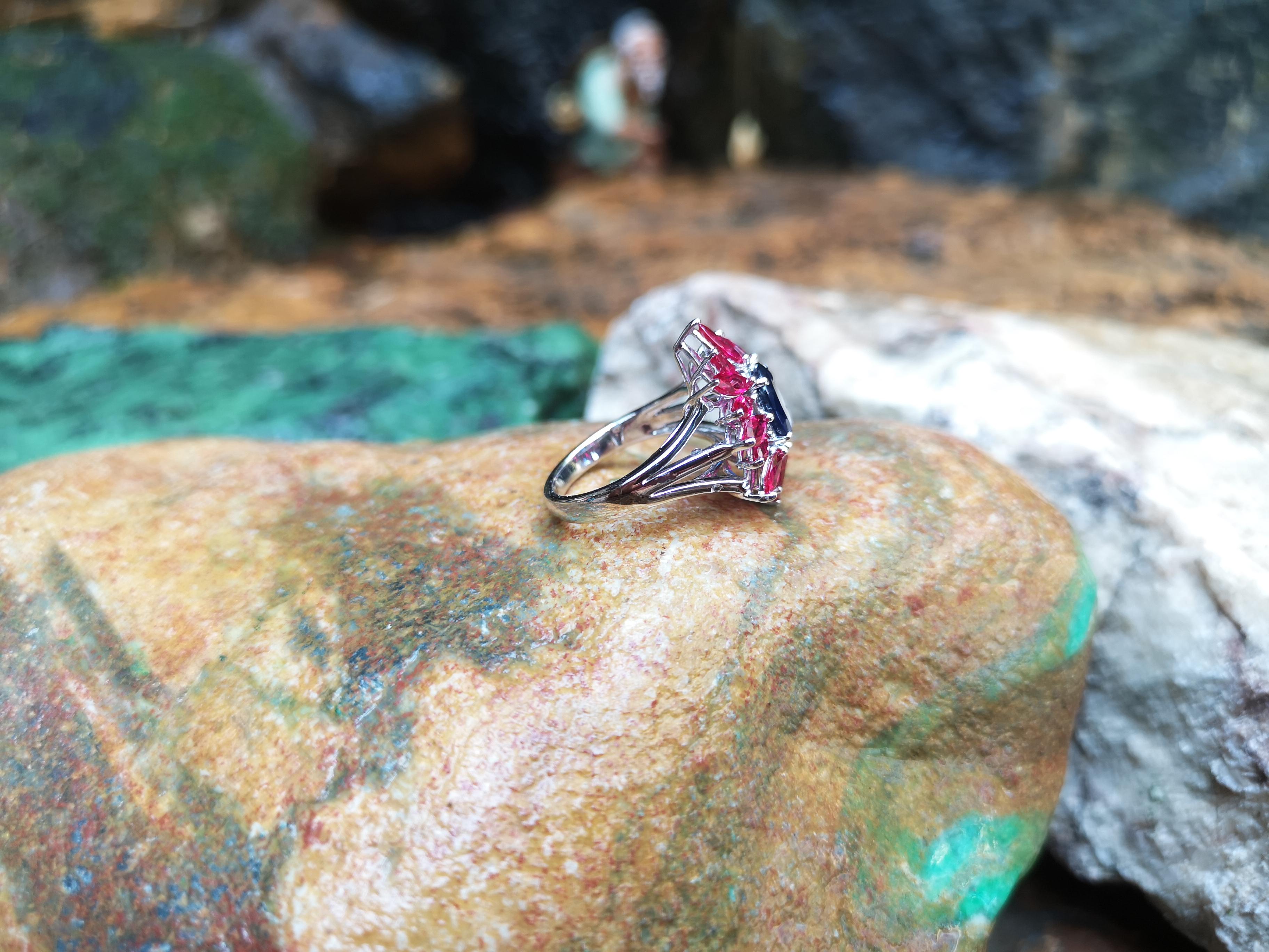 Ring mit blauem Saphir und Rubin in 18 Karat Weißgoldfassung Damen im Angebot