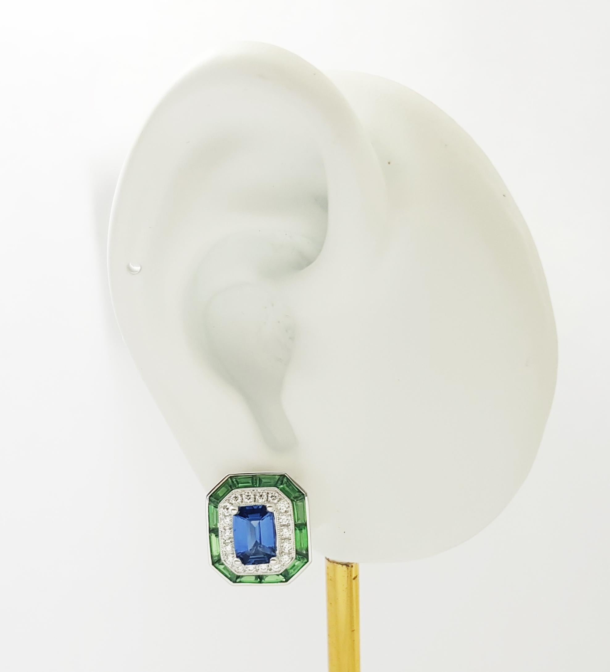 Zaffiro blu 2,20 carati con tsavorite 1,73 carati e diamante 0,36 carati in montatura d'oro bianco 18K

Larghezza: 1.3 cm 
Lunghezza: 1,4 cm
Peso totale: 9.96 grammi

