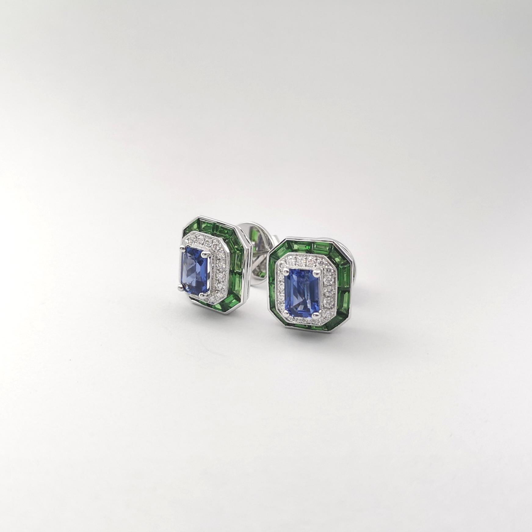 Orecchini con zaffiro blu, tsavorite e diamanti con montatura in oro bianco 18 carati In condizioni Nuovo in vendita a Bangkok, TH