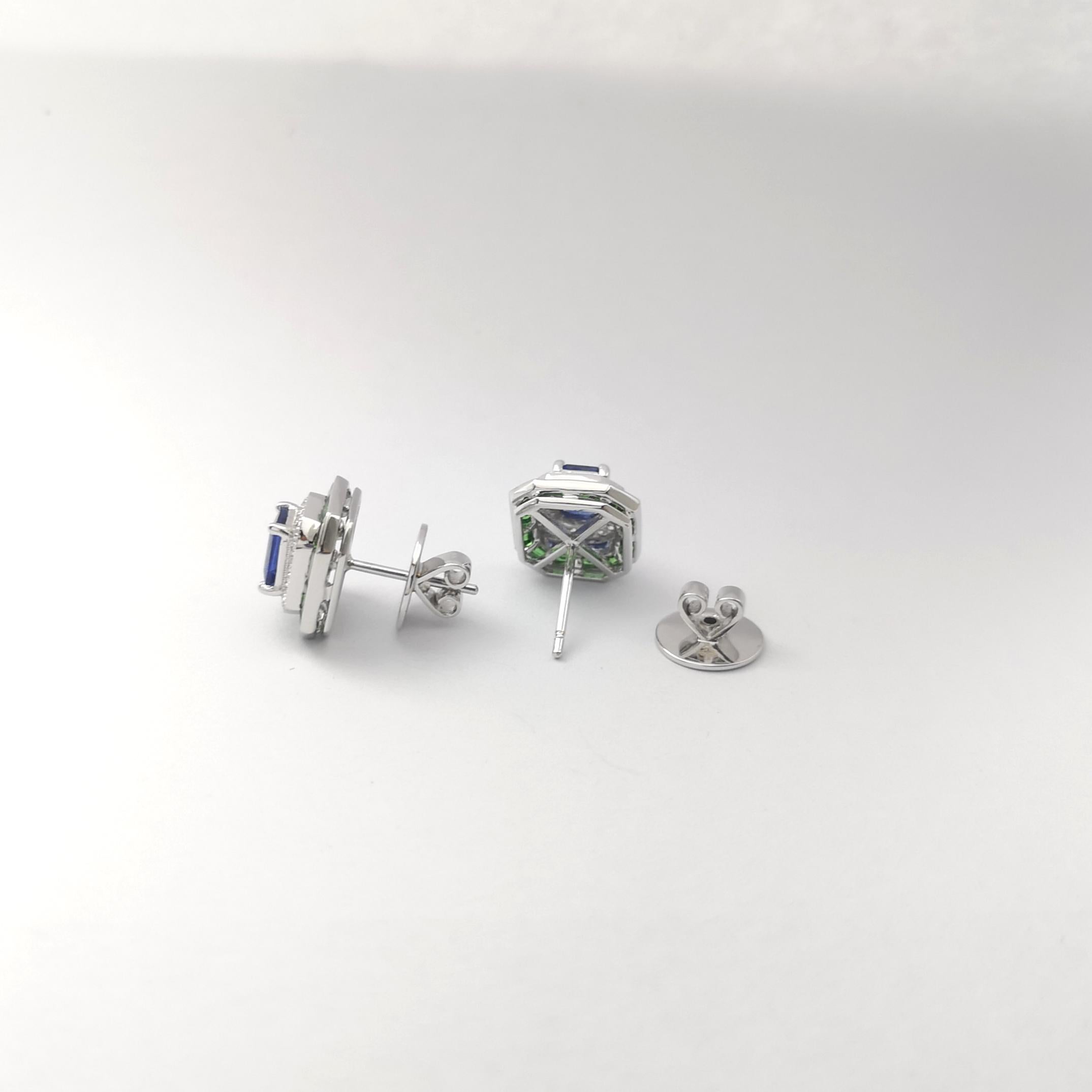 Donna Orecchini con zaffiro blu, tsavorite e diamanti con montatura in oro bianco 18 carati in vendita