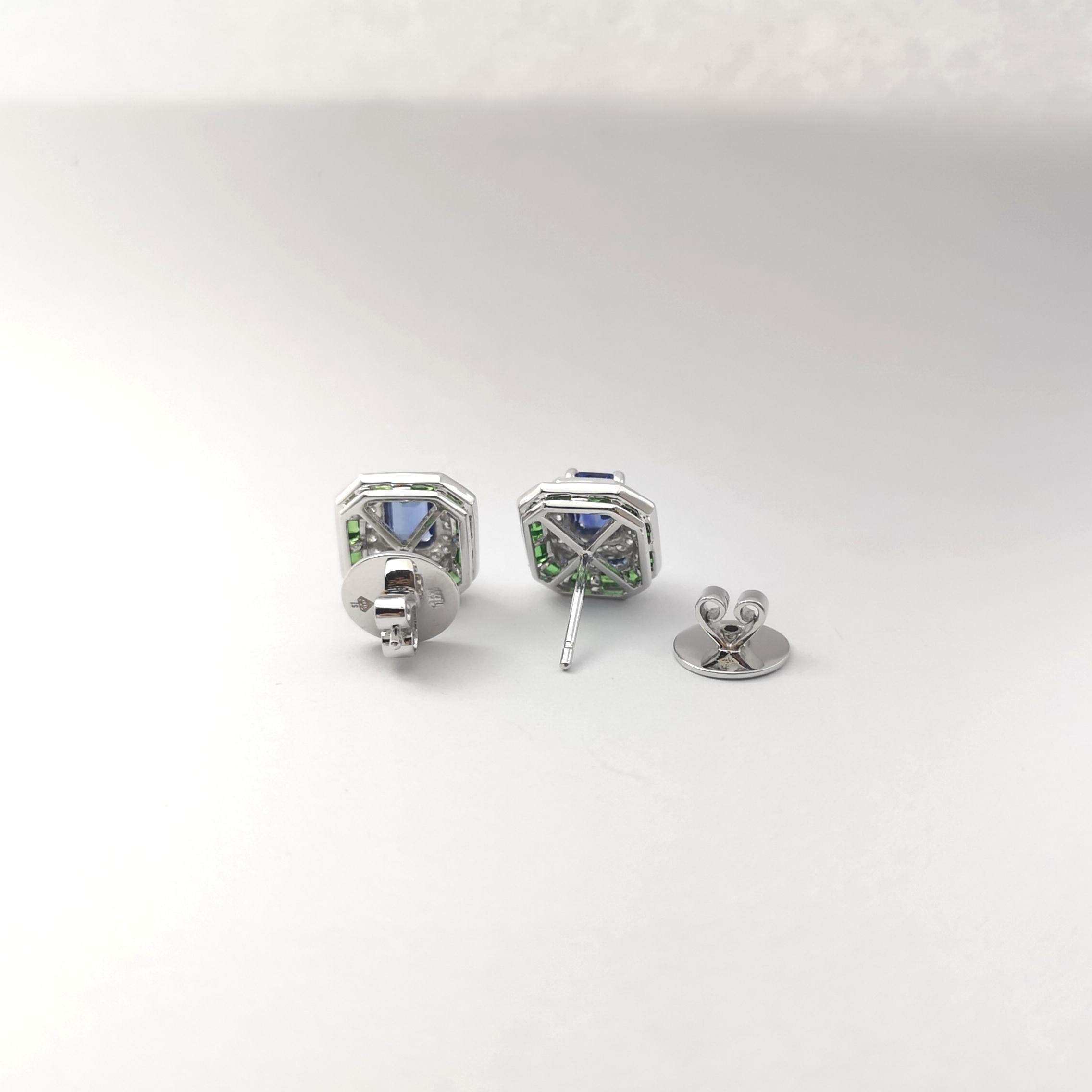 Orecchini con zaffiro blu, tsavorite e diamanti con montatura in oro bianco 18 carati in vendita 1