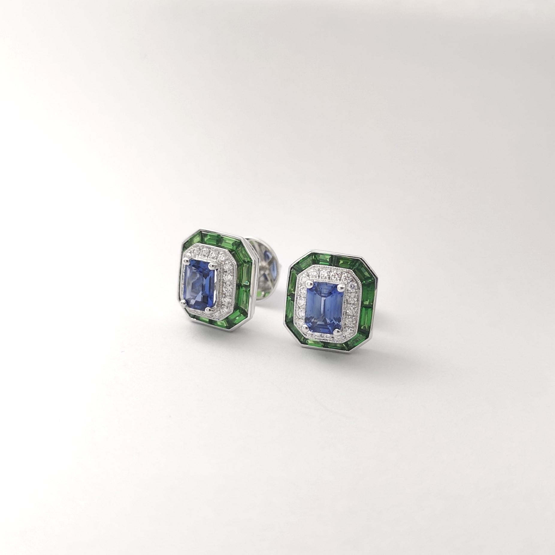 Orecchini con zaffiro blu, tsavorite e diamanti con montatura in oro bianco 18 carati in vendita 2