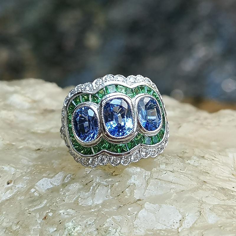 Blue Sapphire with Tsavorite and Diamond Ring Set in 18 Karat White Gold In New Condition For Sale In Bangkok, TH