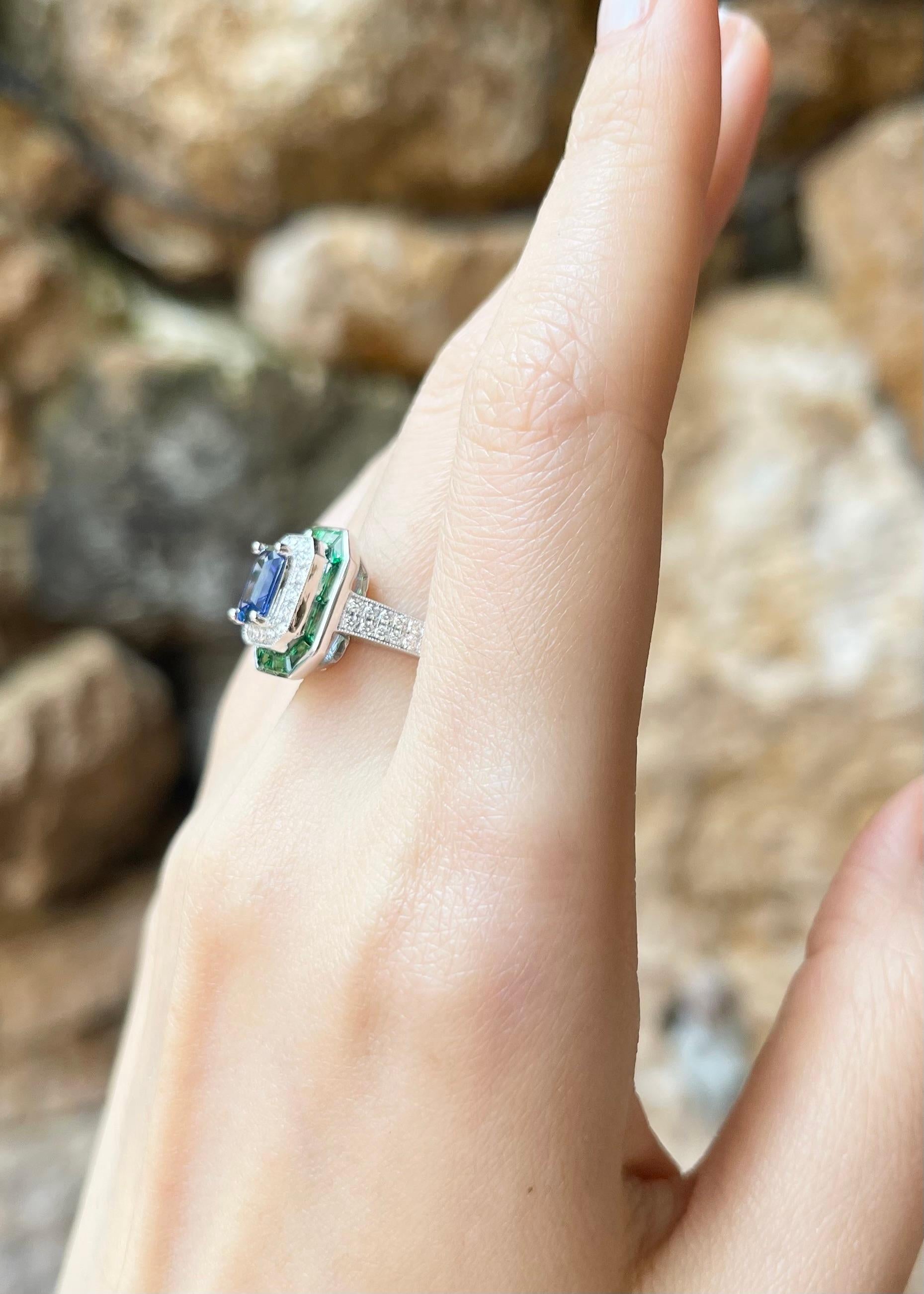 Blue Sapphire with Tsavorite and Diamond Ring set in 18K White Gold Settings In New Condition For Sale In Bangkok, TH