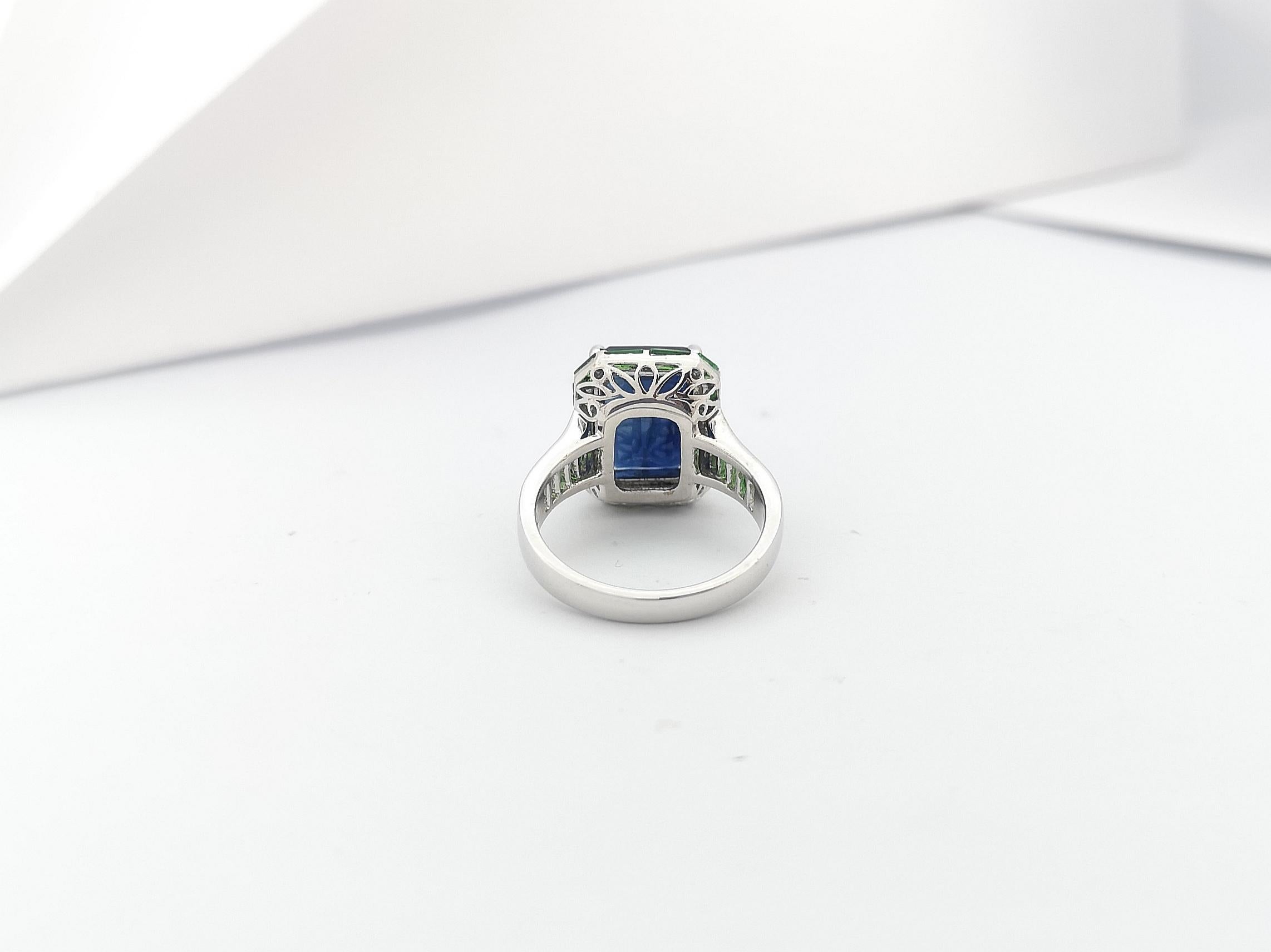 Blue Sapphire with Tsavorite Ring et in 18 Karat White Gold Settings For Sale 4