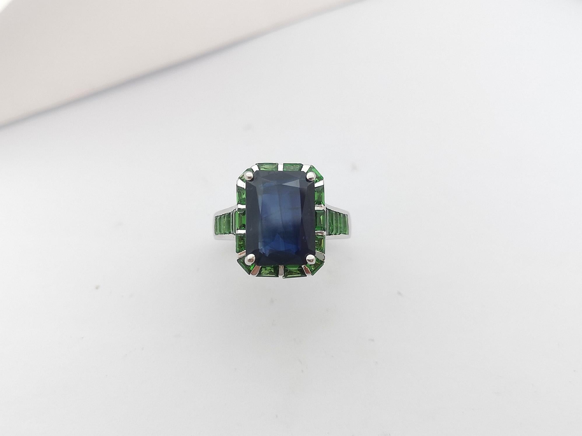 Blue Sapphire with Tsavorite Ring et in 18 Karat White Gold Settings For Sale 7