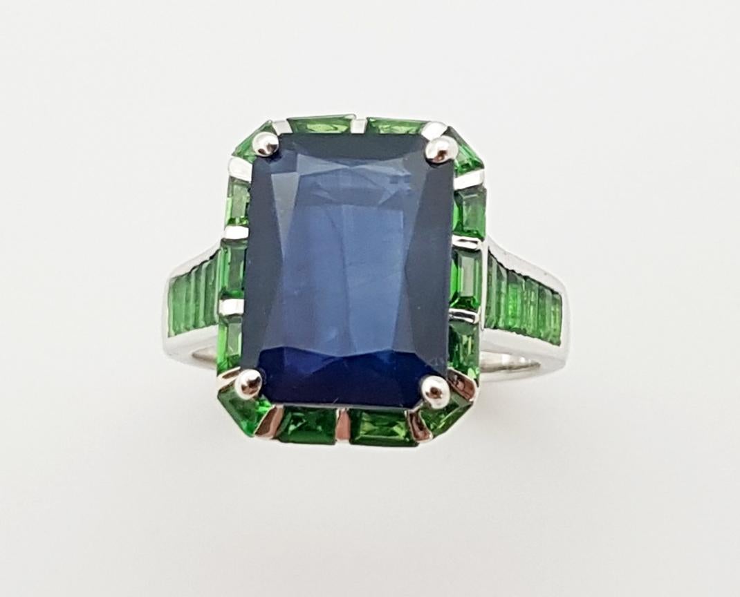 Blue Sapphire with Tsavorite Ring et in 18 Karat White Gold Settings For Sale 9