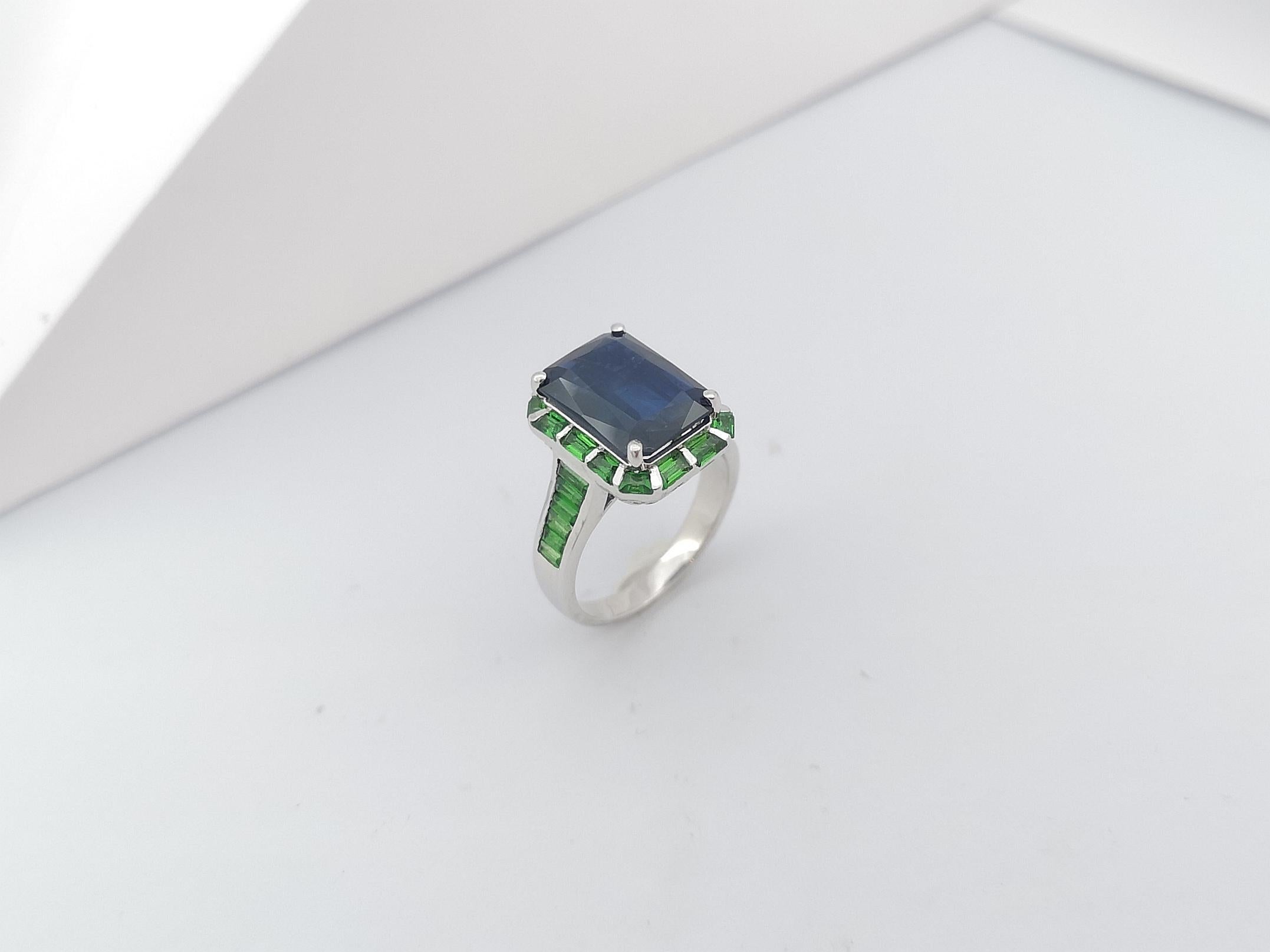 Blue Sapphire with Tsavorite Ring et in 18 Karat White Gold Settings For Sale 12