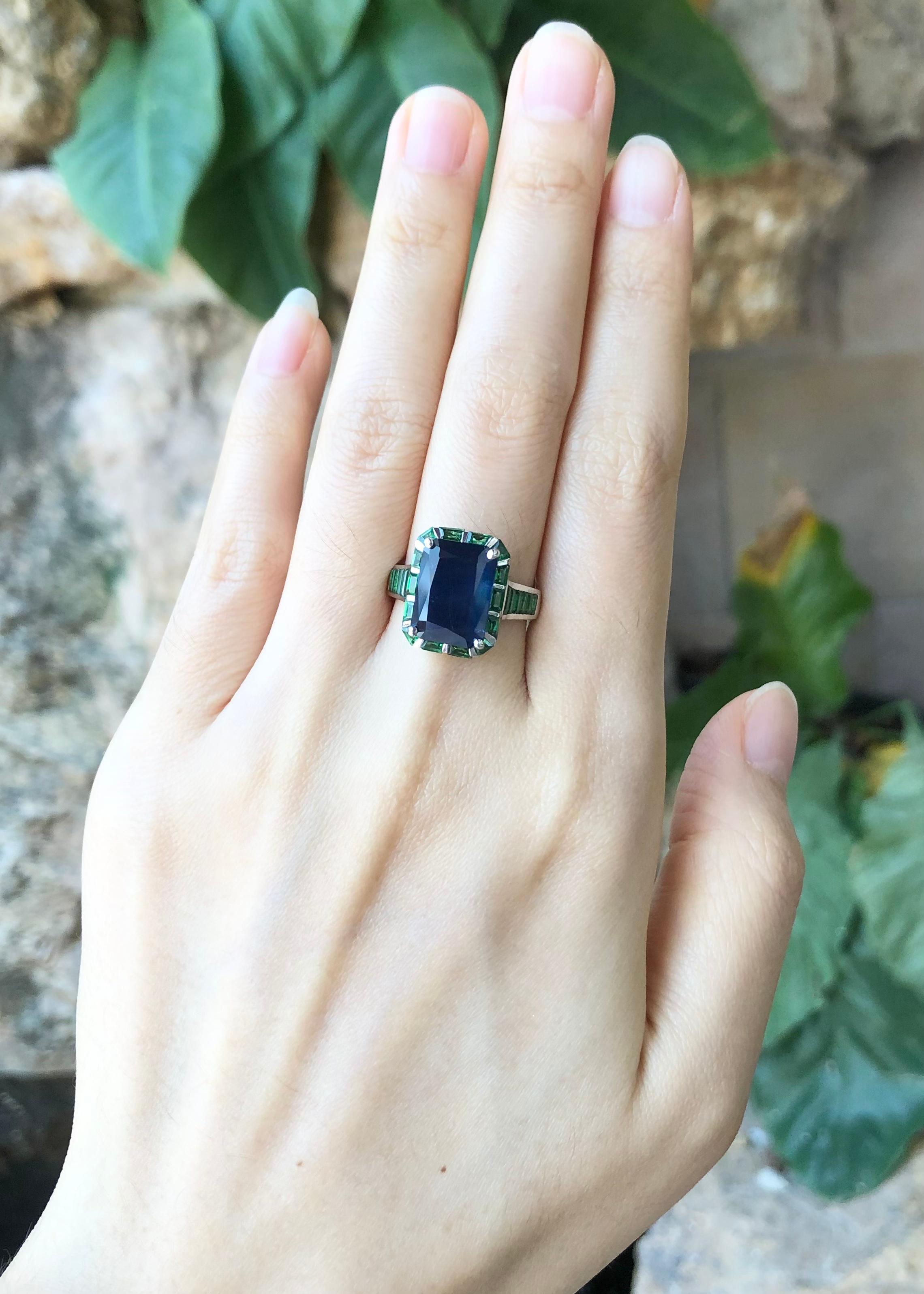 Blue Sapphire with Tsavorite Ring et in 18 Karat White Gold Settings In New Condition For Sale In Bangkok, TH
