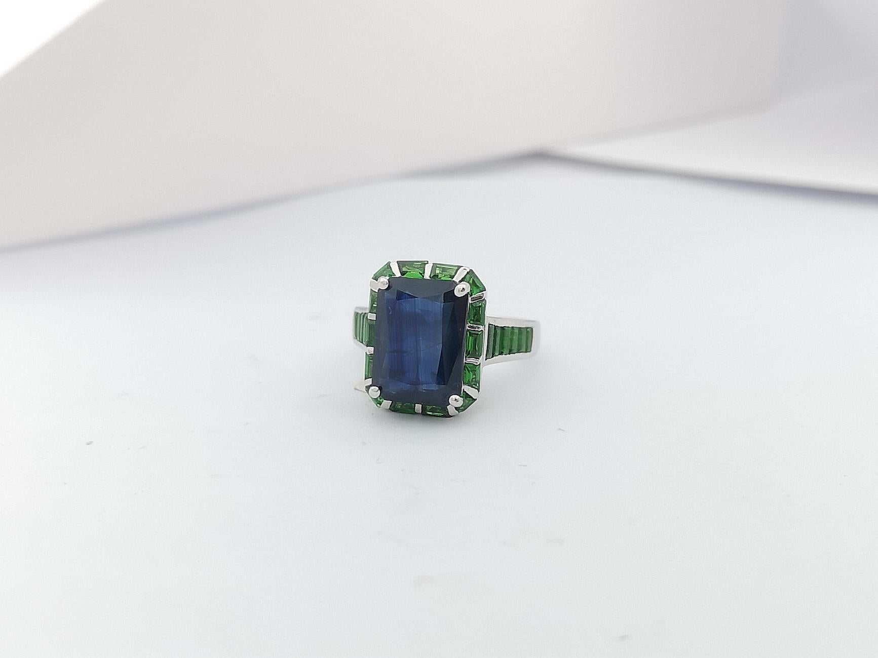 Blue Sapphire with Tsavorite Ring et in 18 Karat White Gold Settings For Sale 3