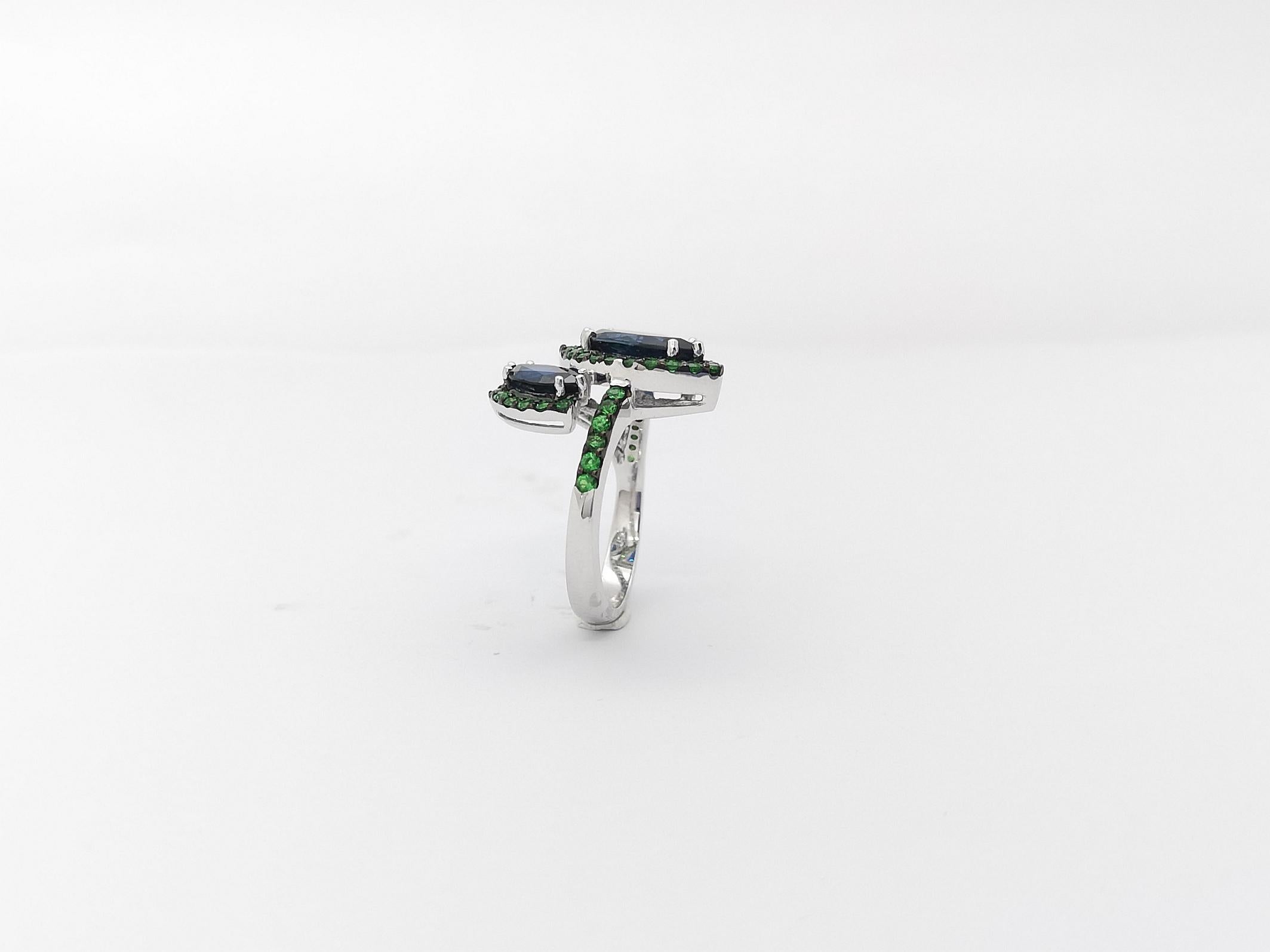 Ring mit blauem Saphir und Tsavorit in 18 Karat Weißgold gefasst im Angebot 10