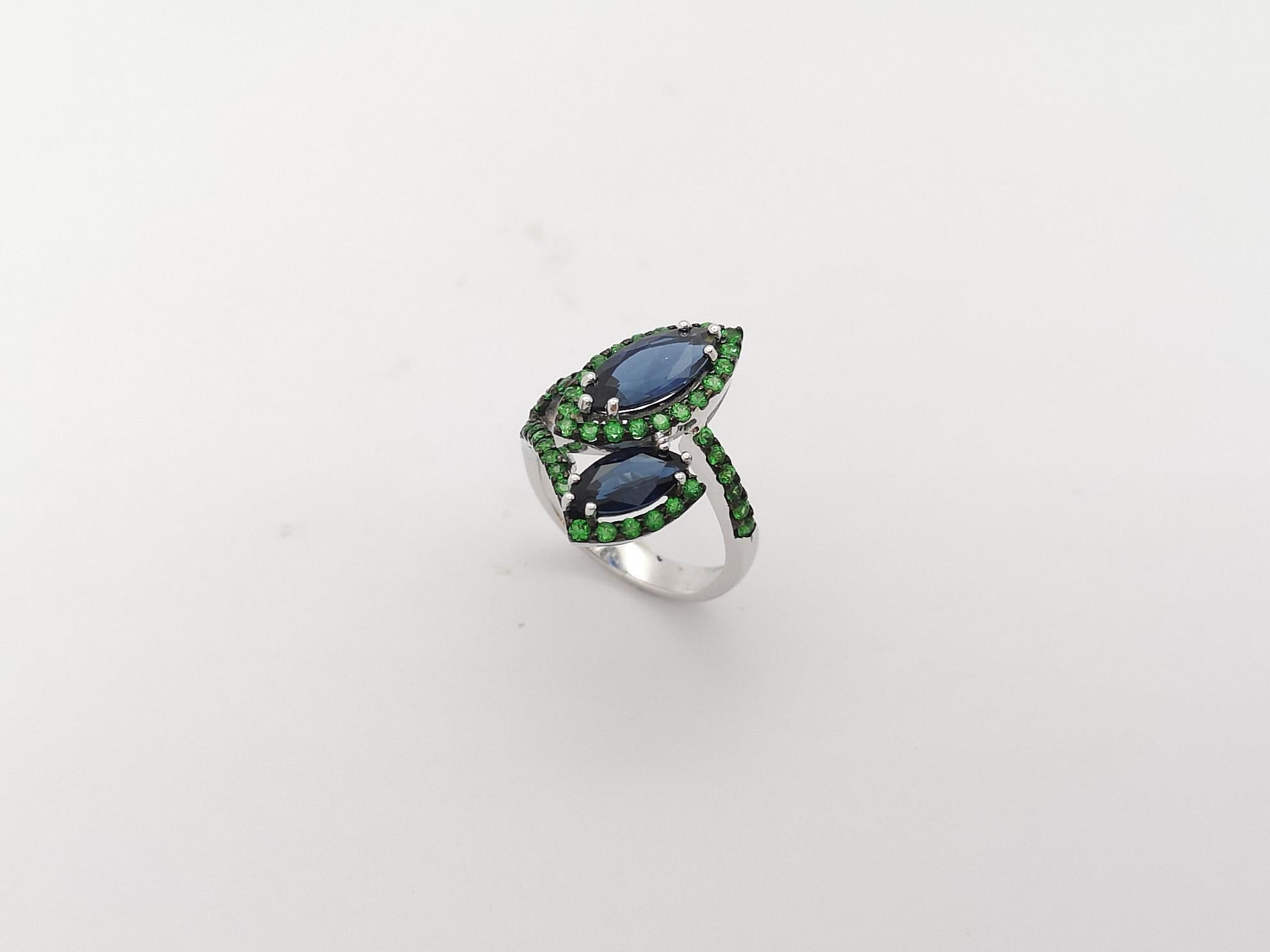 Ring mit blauem Saphir und Tsavorit in 18 Karat Weißgold gefasst im Angebot 11