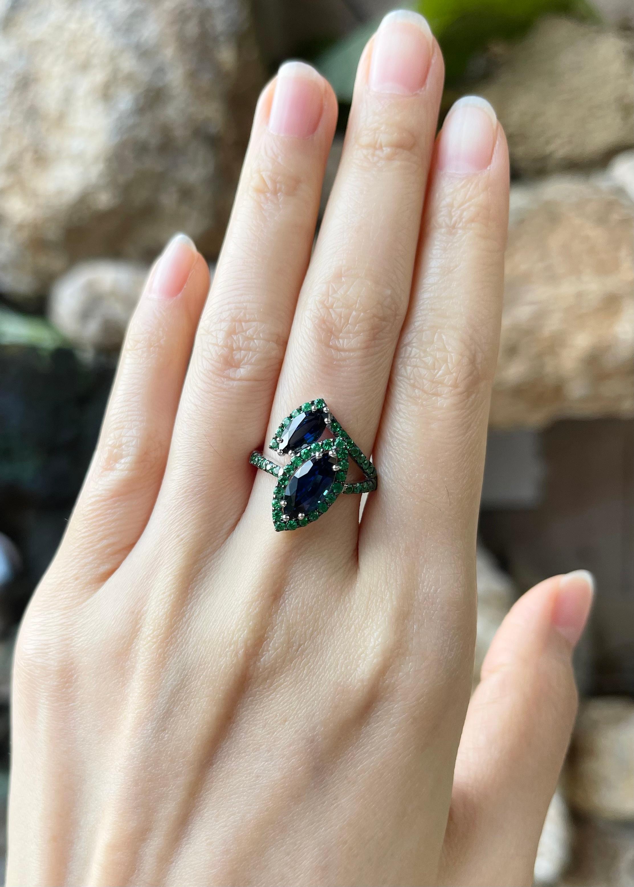 Contemporary Blue Sapphire with Tsavorite Ring Set in 18k White Gold Settings For Sale