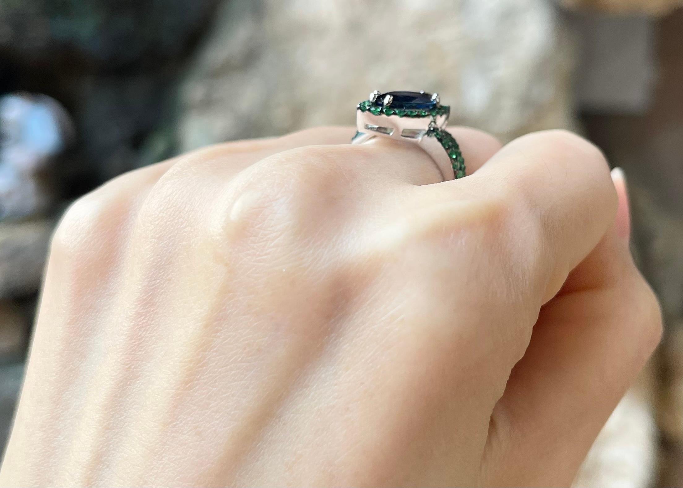 Ring mit blauem Saphir und Tsavorit in 18 Karat Weißgold gefasst (Marquiseschliff) im Angebot