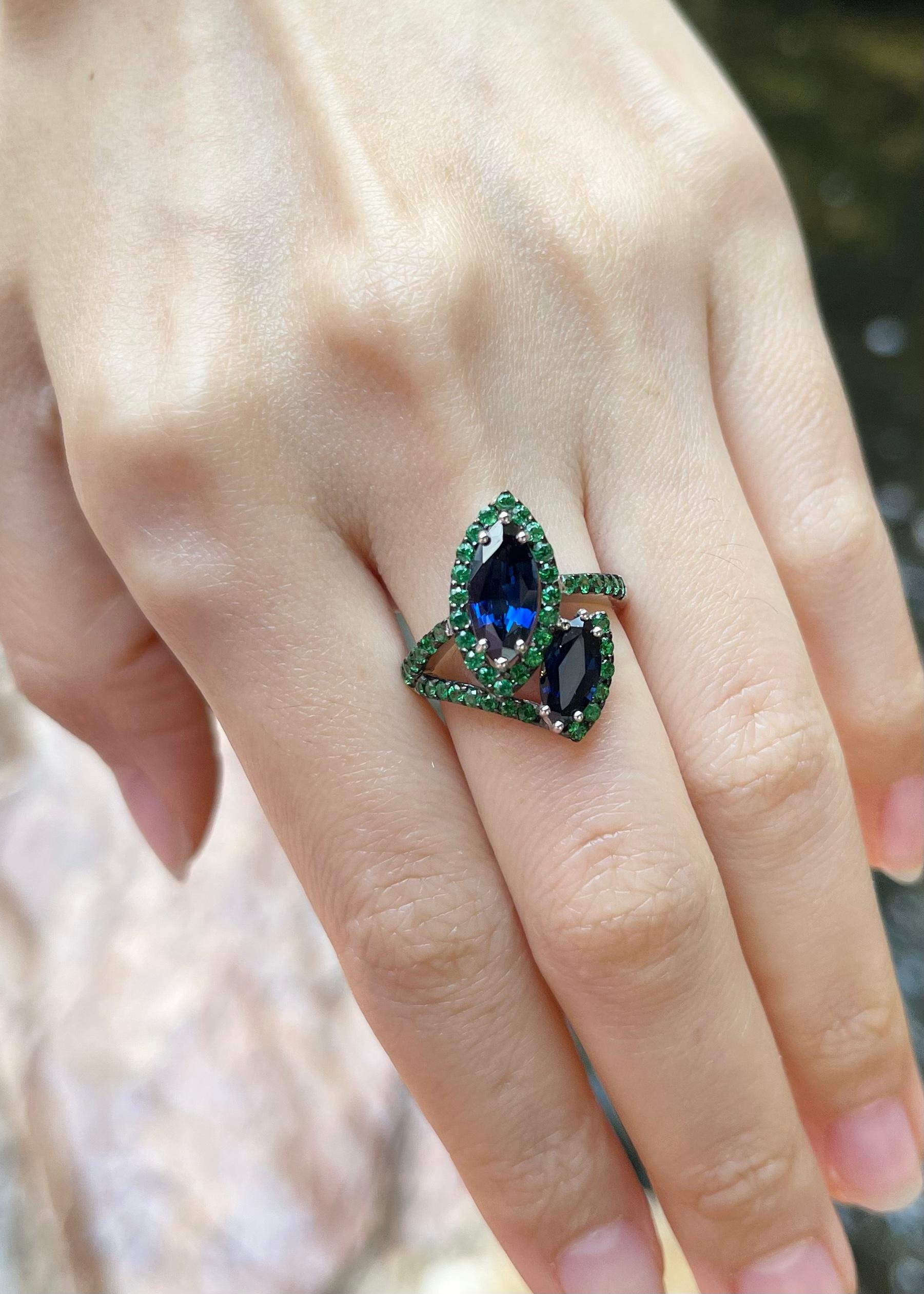 Ring mit blauem Saphir und Tsavorit in 18 Karat Weißgold gefasst im Angebot 2