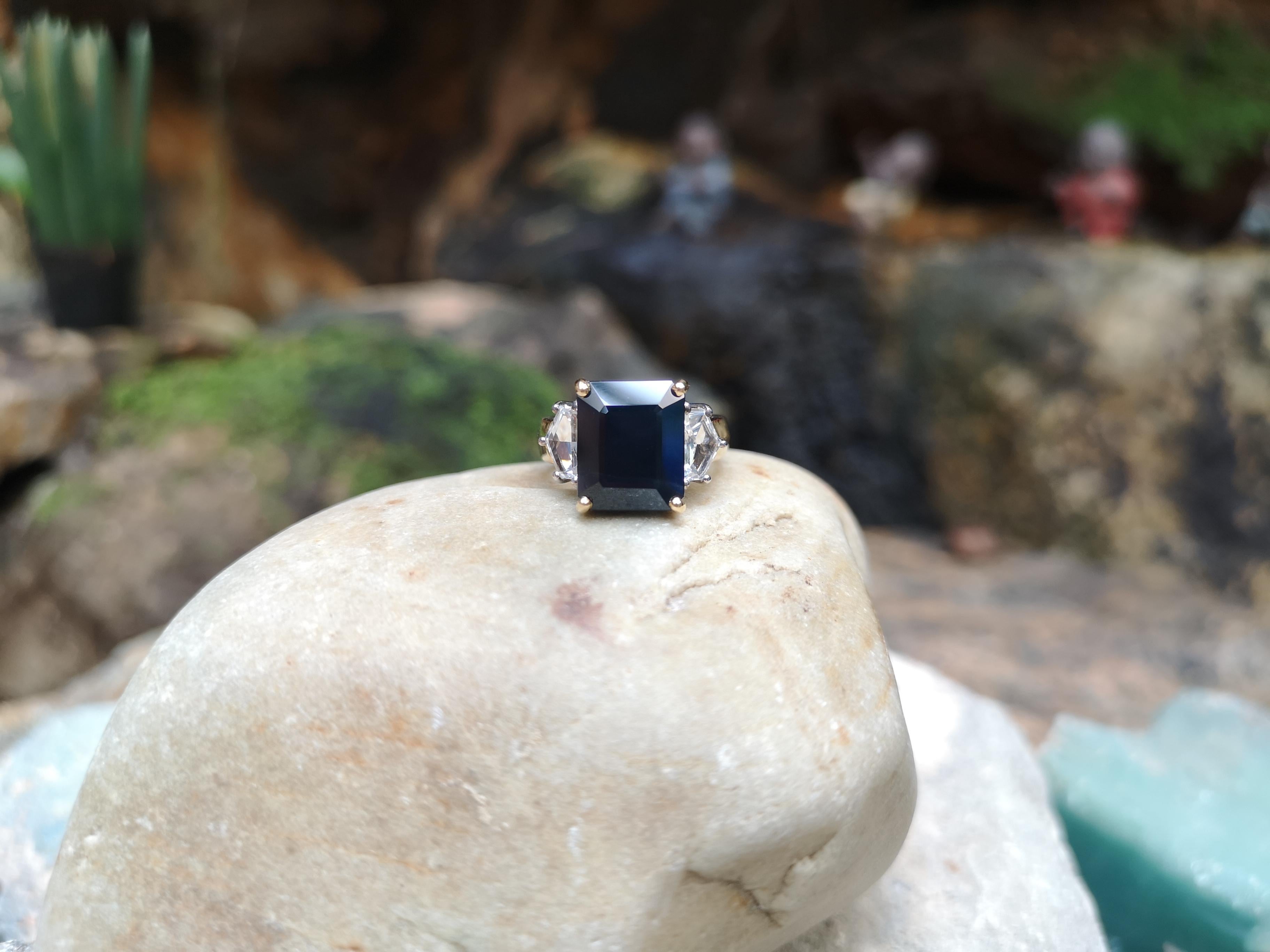 Ring mit schwarzem Saphir und weißem Saphir in 18 Karat Goldfassungen (Zeitgenössisch) im Angebot