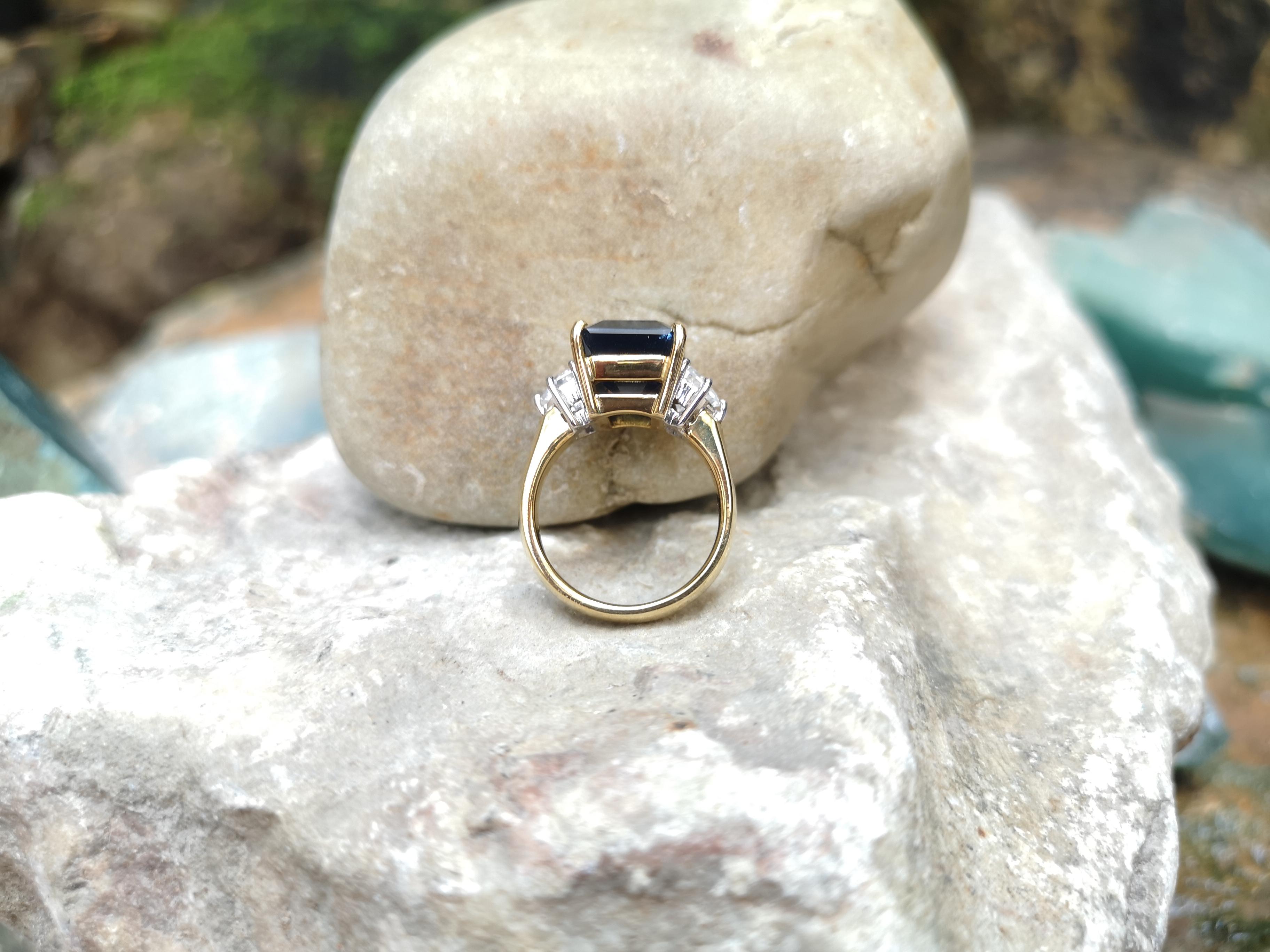 Ring mit schwarzem Saphir und weißem Saphir in 18 Karat Goldfassungen im Zustand „Neu“ im Angebot in Bangkok, TH