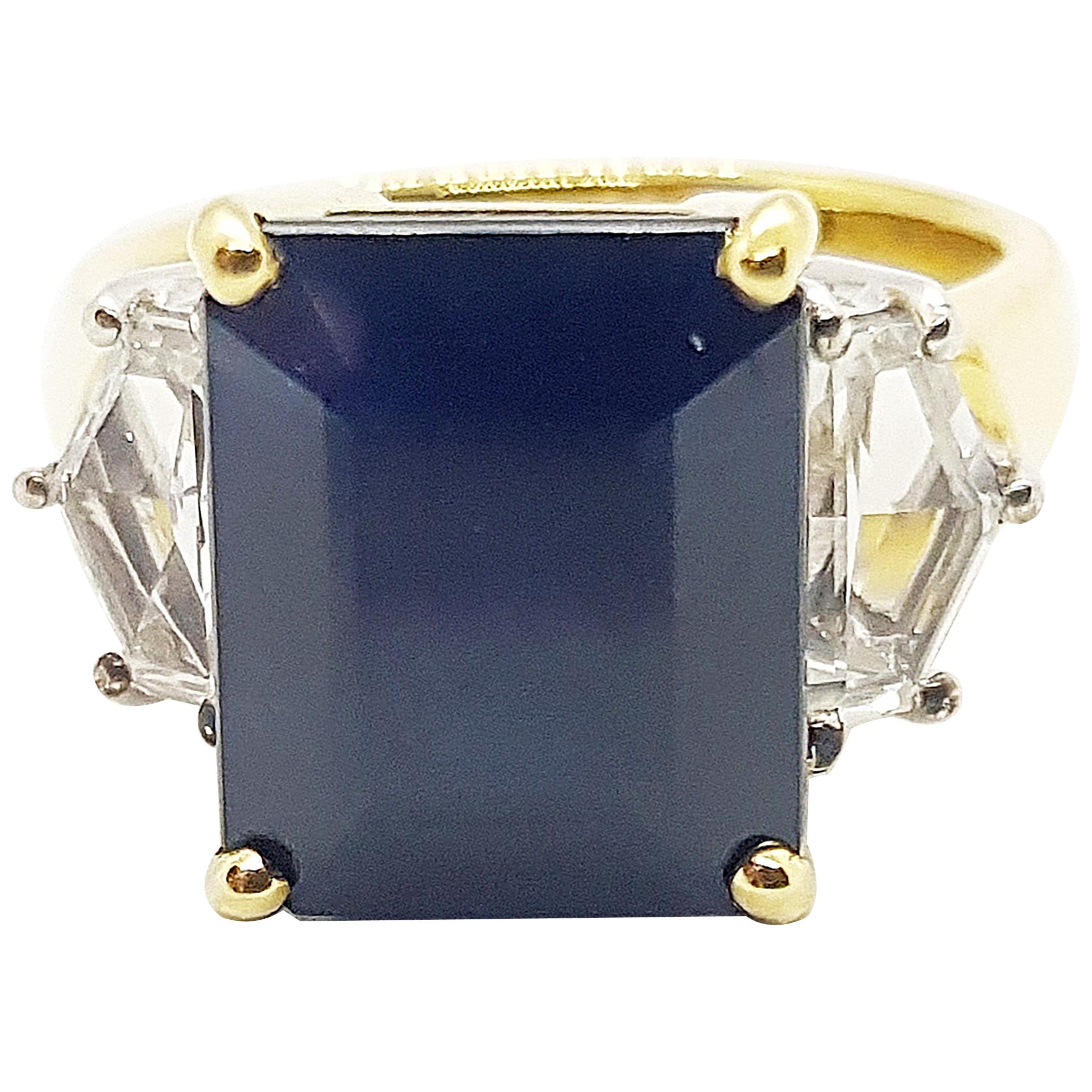Ring mit schwarzem Saphir und weißem Saphir in 18 Karat Goldfassungen im Angebot
