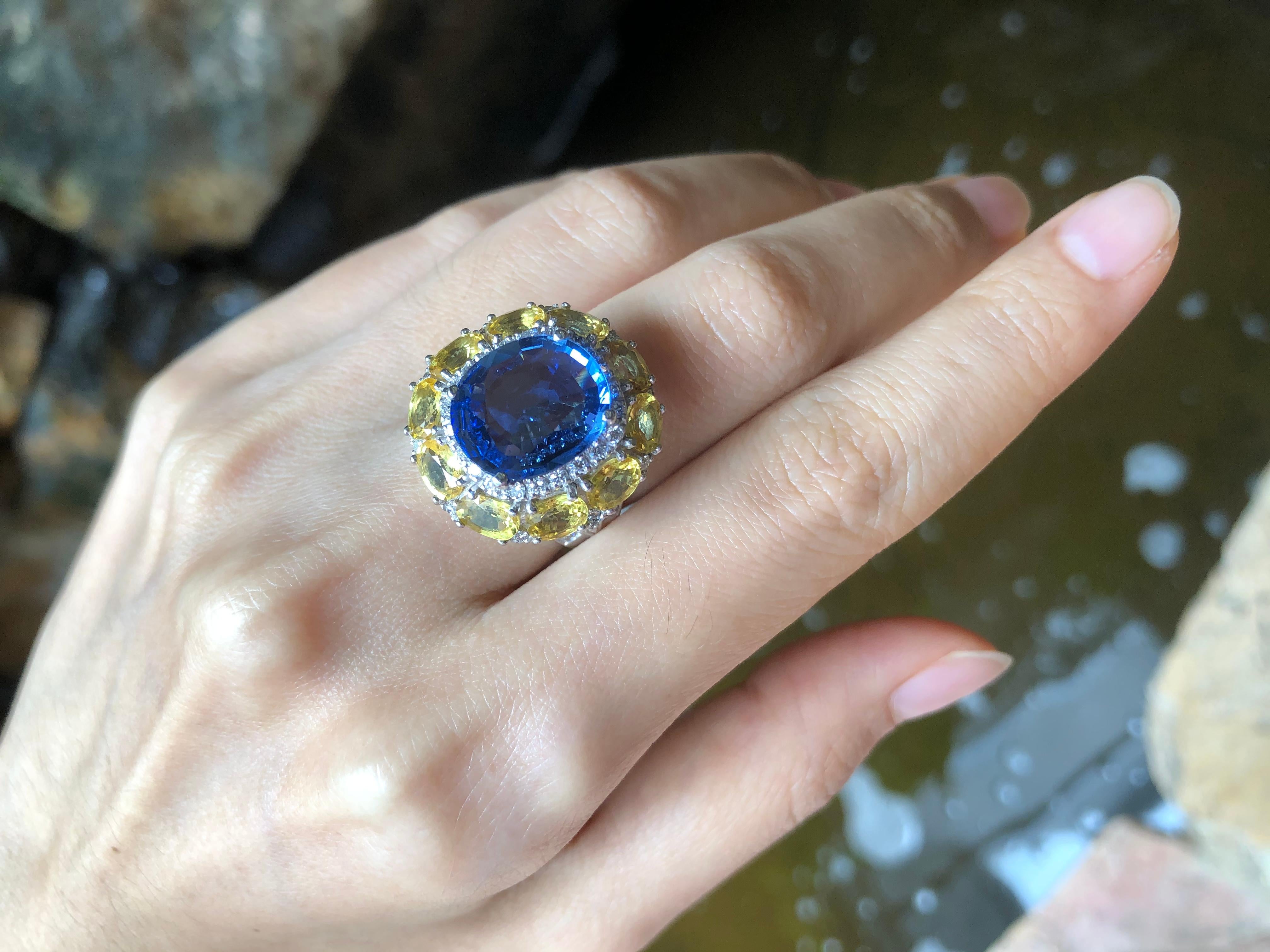 Blue Sapphire with Yellow Sapphire and Diamond Ring Set in 18 Karat White Gold In New Condition In Bangkok, TH