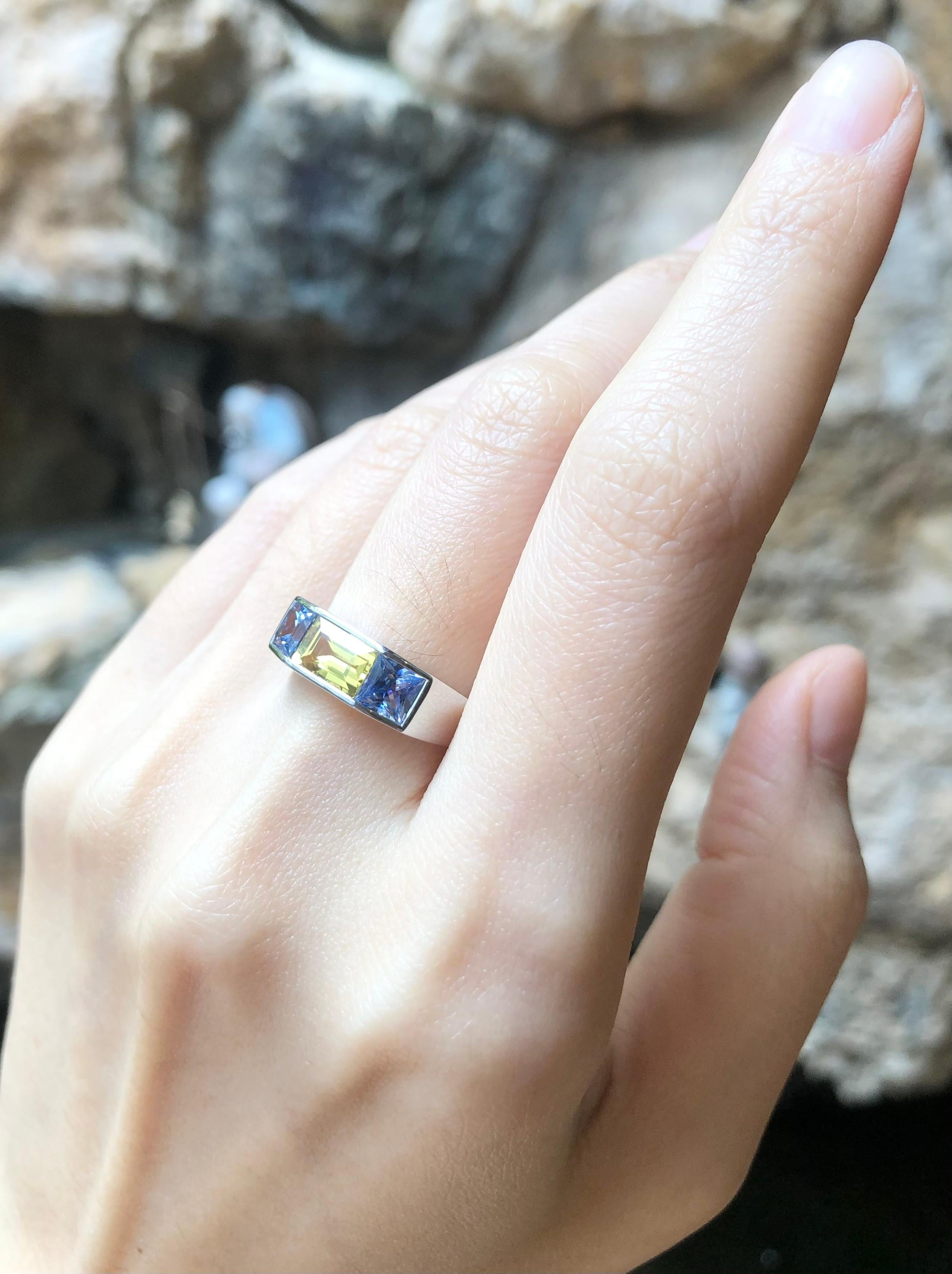 Bague en or blanc 18 carats avec saphir bleu et saphir jaune Neuf - En vente à Bangkok, TH