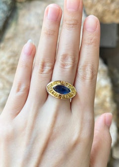 Anello con zaffiro blu, zaffiro giallo e diamante incastonati in oro 18 carati