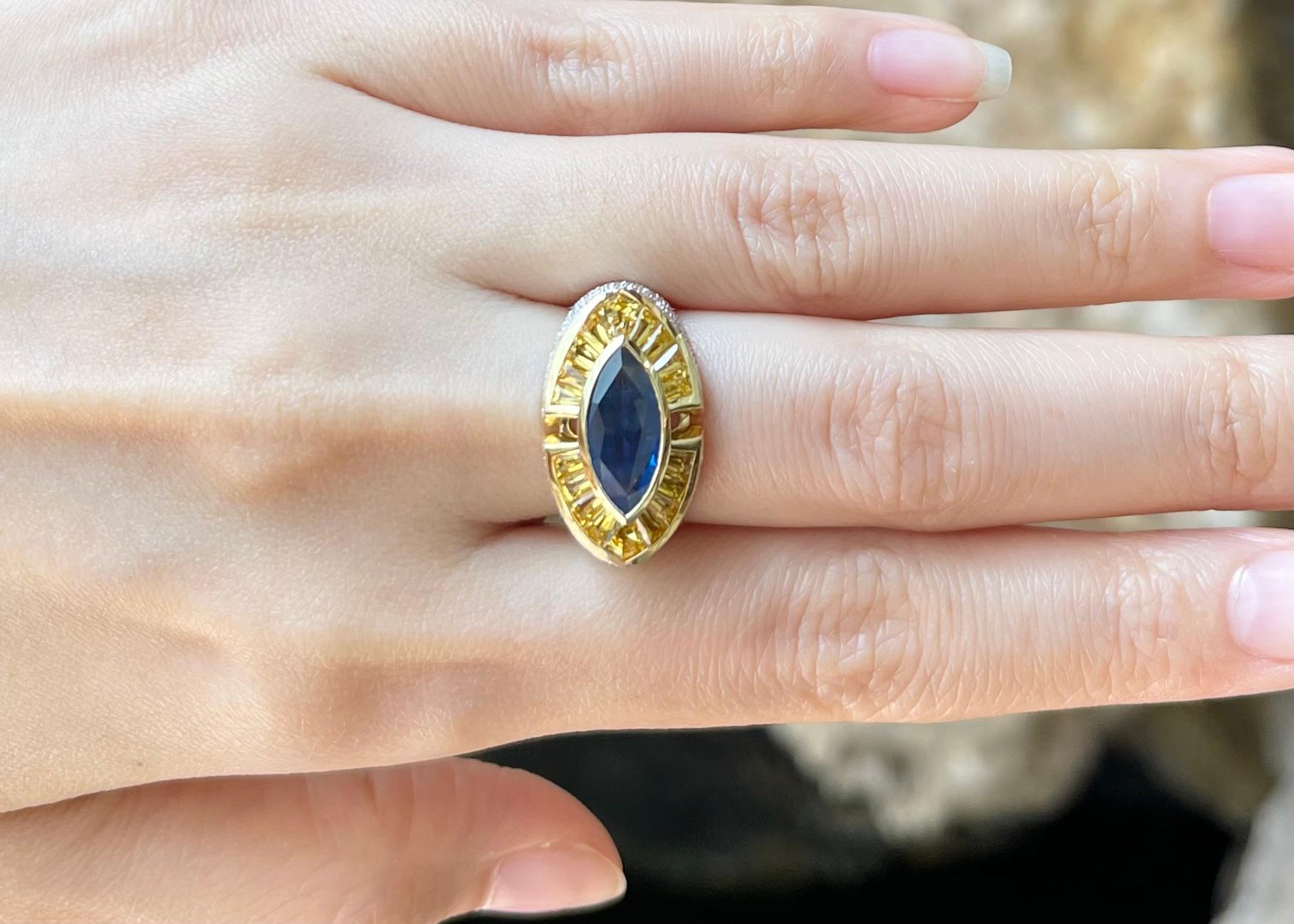 Contemporaneo Anello con zaffiro blu, zaffiro giallo e diamante incastonati in oro 18 carati in vendita