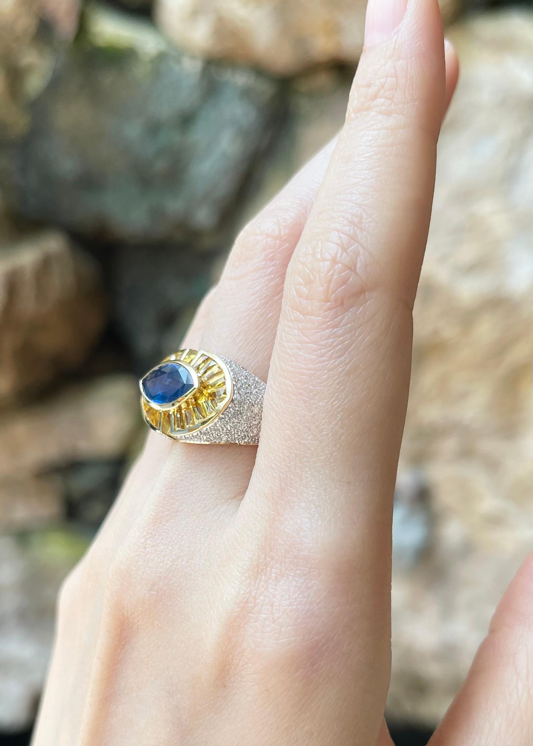 Anello con zaffiro blu, zaffiro giallo e diamante incastonati in oro 18 carati In condizioni Nuovo in vendita a Bangkok, TH