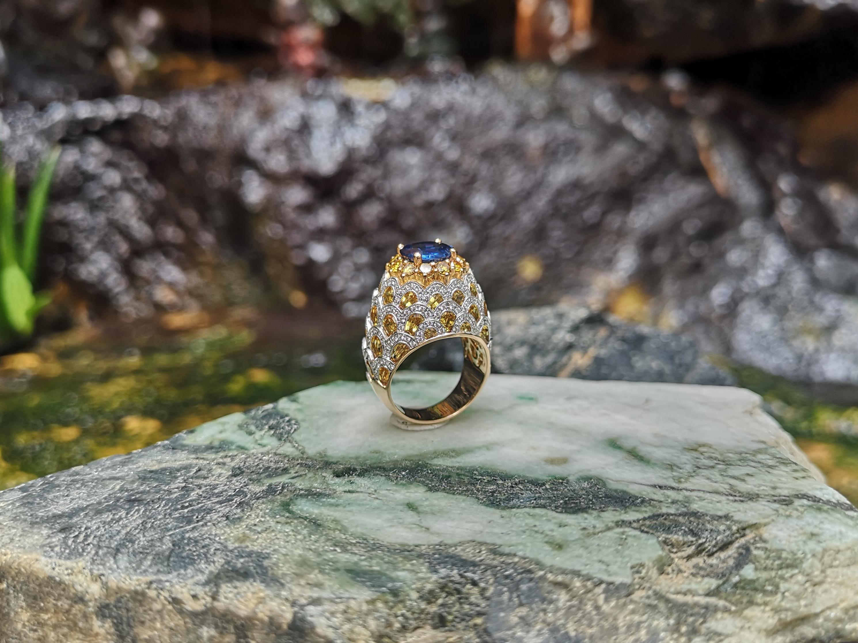 Blue Sapphire, Yellow Sapphire, Yellow Diamond and Diamond Ring in 18 Karat Gold For Sale 4