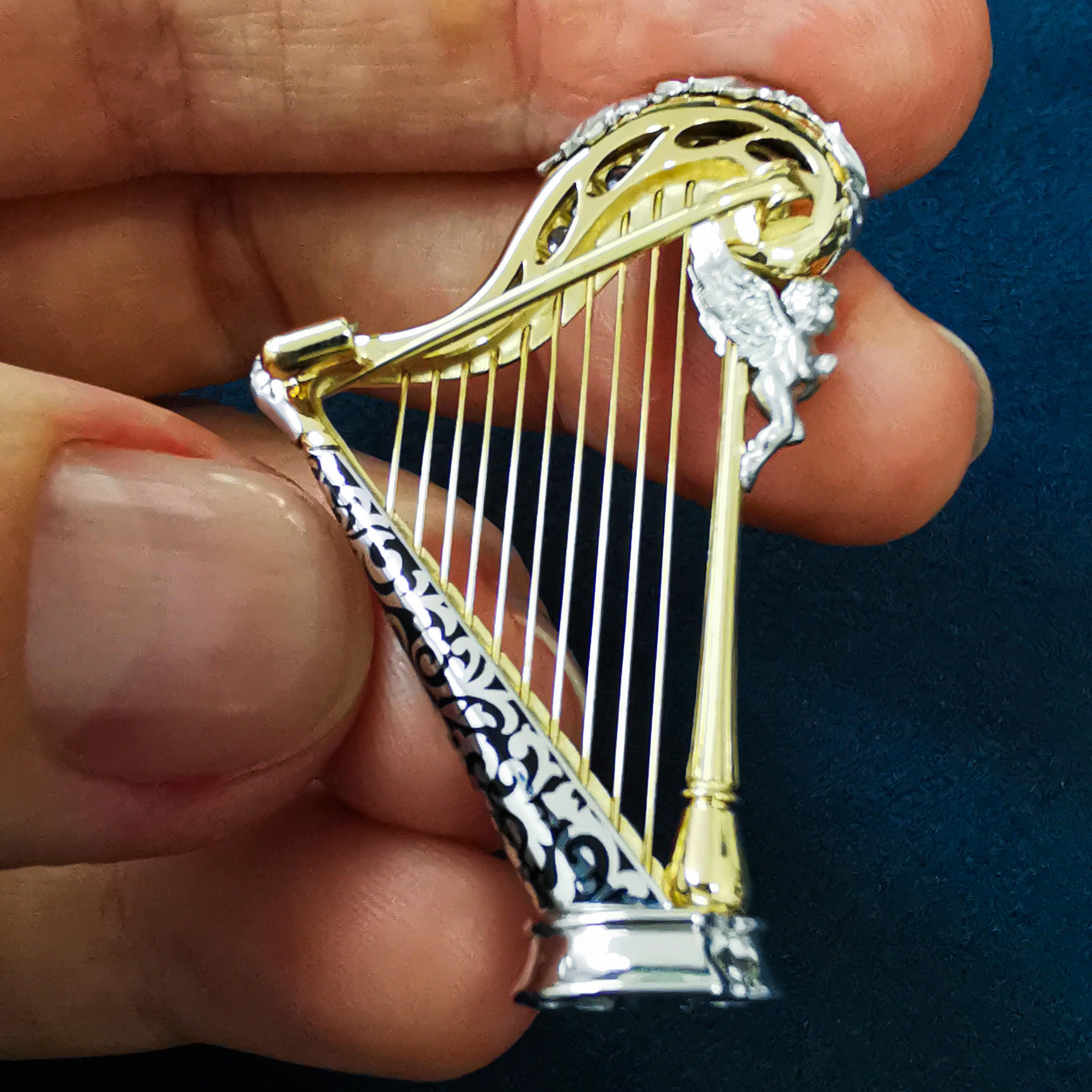 Blue Sapphires 18 Karat White Yellow Gold Harp Brooch In New Condition For Sale In Bangkok, TH