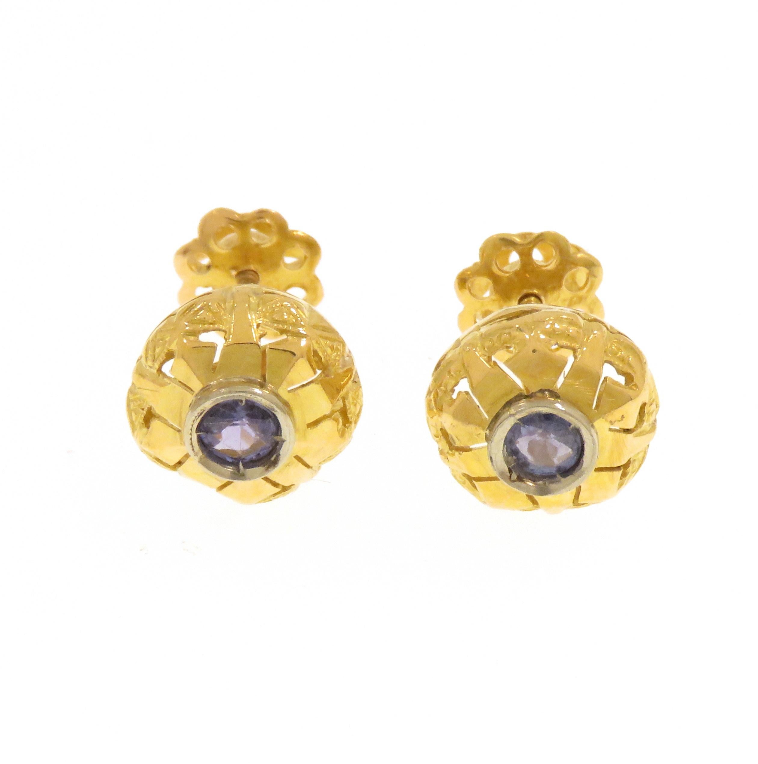 Beautiful authentic antique bombé stud earrings with brilliant cut blue sapphires. Handcrafted in 18 karat yellow gold. Marked with the Gold Mark 750.

Crafted in: 18 karat yellow gold.
2 brilliant cut sapphires: 0.40 circa ctw. 
Total weight of