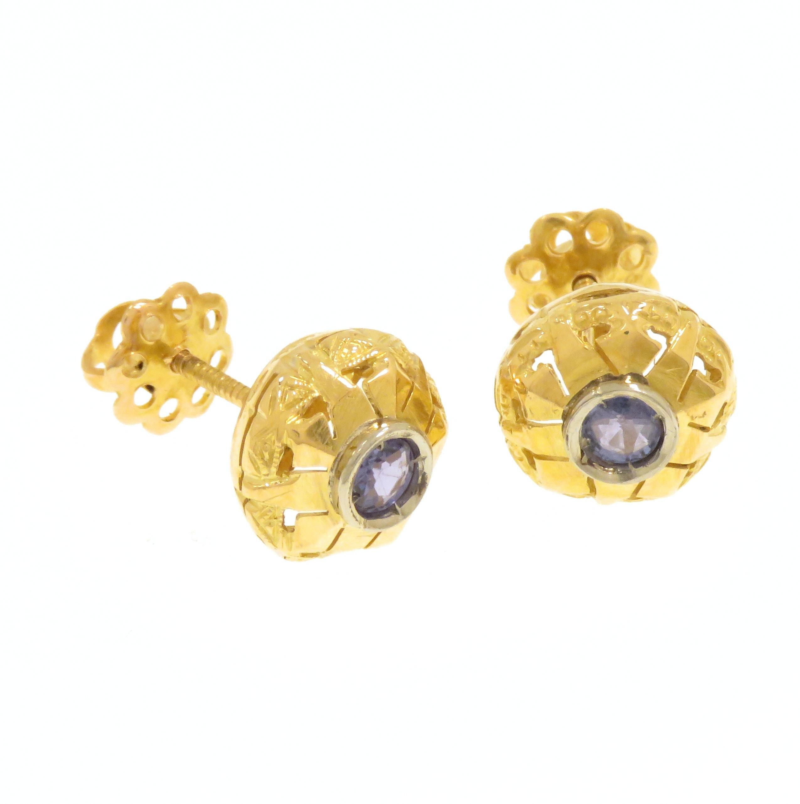 Retro Blue Sapphires 18 Karat Yellow Gold Antique Bombé Stud Earrings For Sale