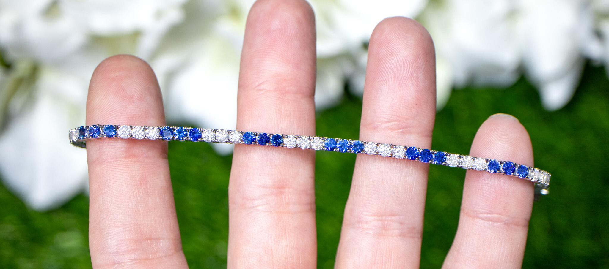 Modern Blue Sapphires and Diamonds Tennis Bracelet Round Cut 5.3 Carats 18K Gold For Sale
