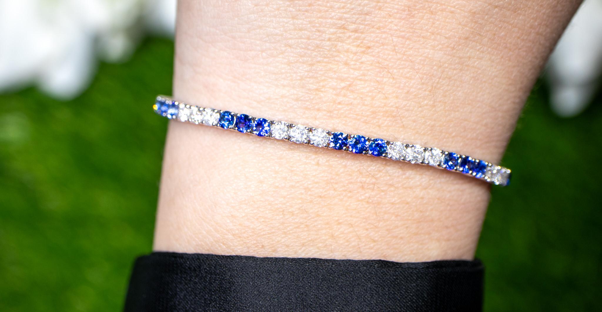 Modern Blue Sapphires and Diamonds Tennis Bracelet Round Cut 5.3 Carats 18K Gold For Sale