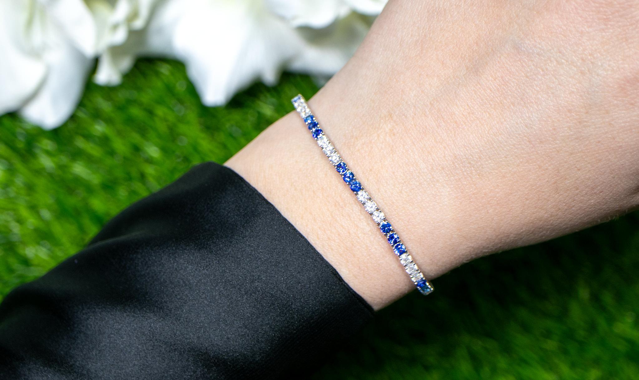 Blue Sapphires and Diamonds Tennis Bracelet Round Cut 5.3 Carats 18K Gold In Excellent Condition For Sale In Aliso Viejo, CA
