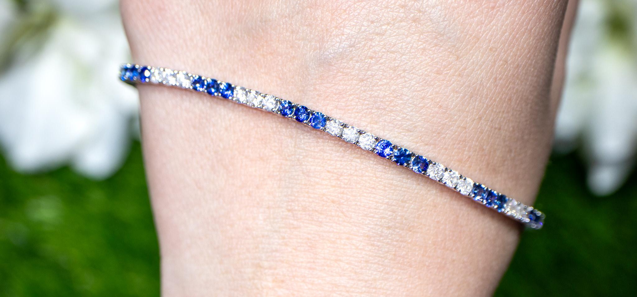 Women's or Men's Blue Sapphires and Diamonds Tennis Bracelet Round Cut 5.3 Carats 18K Gold For Sale