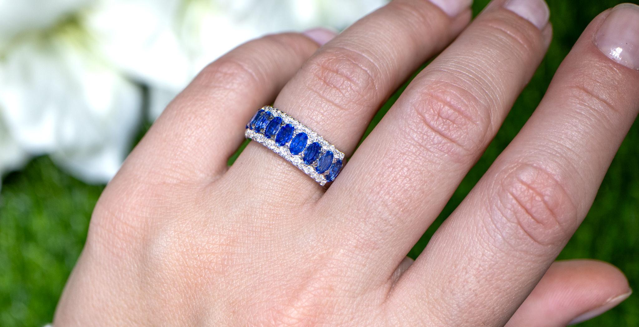 Oval Cut Blue Sapphires Band Ring With Diamonds 2.70 Carats 18K Gold For Sale