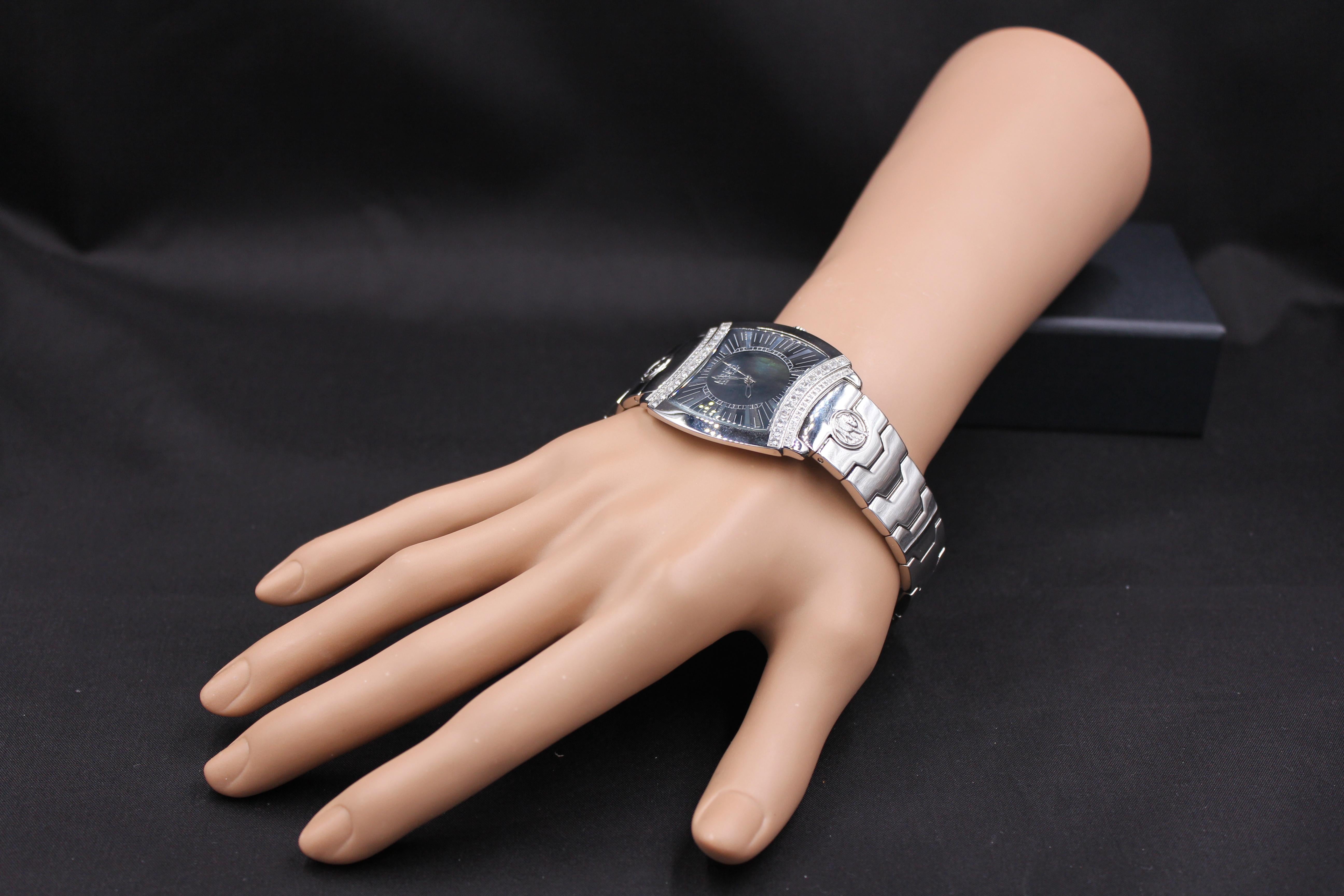 Blaue Saphire & Diamanten Pave Zifferblatt Luxus Schweizer Quarz-Armbanduhr (Gemischter Schliff) im Angebot