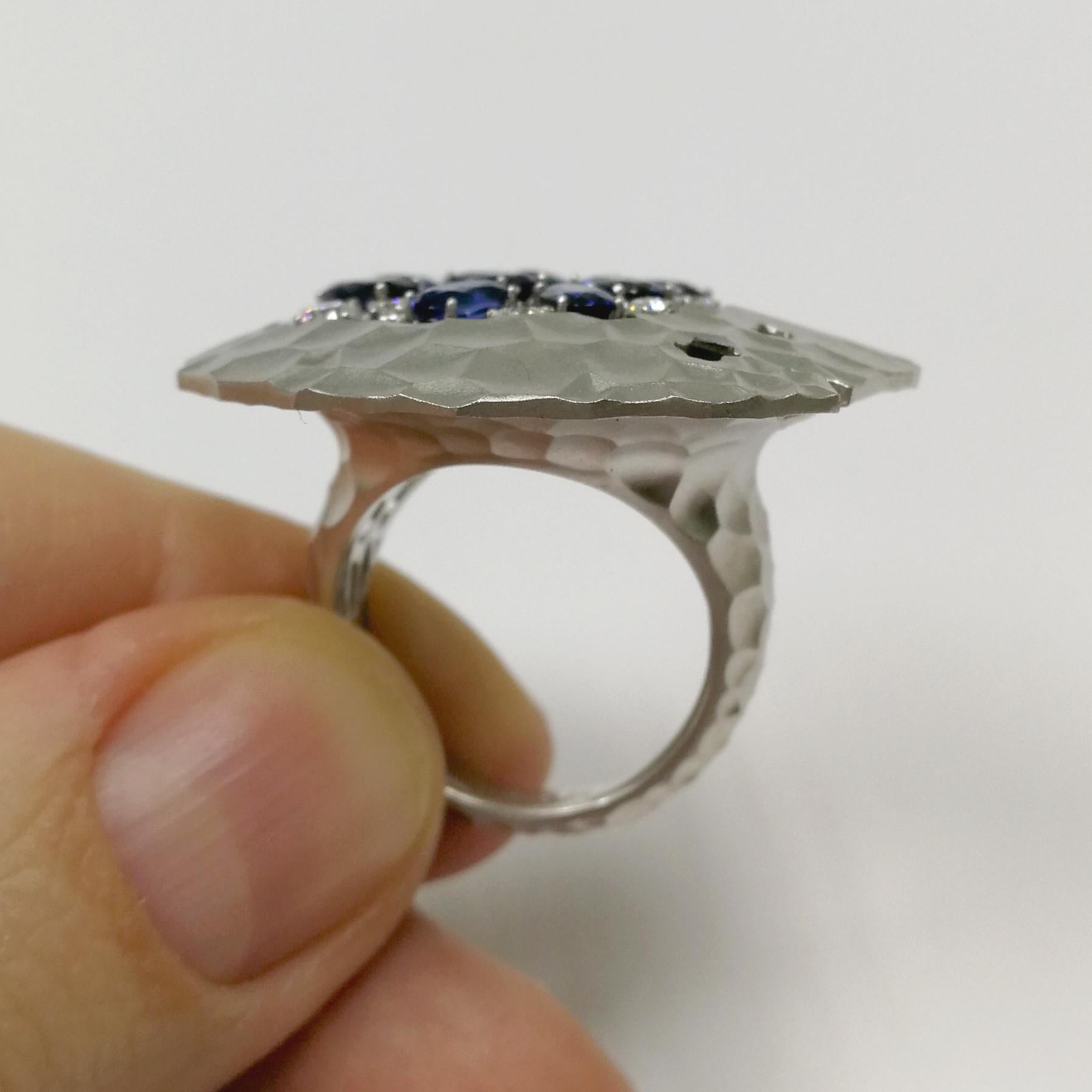Großer Oasis-Ring mit blauen Saphiren und Diamanten aus 18 Karat Weißgold (Ovalschliff) im Angebot