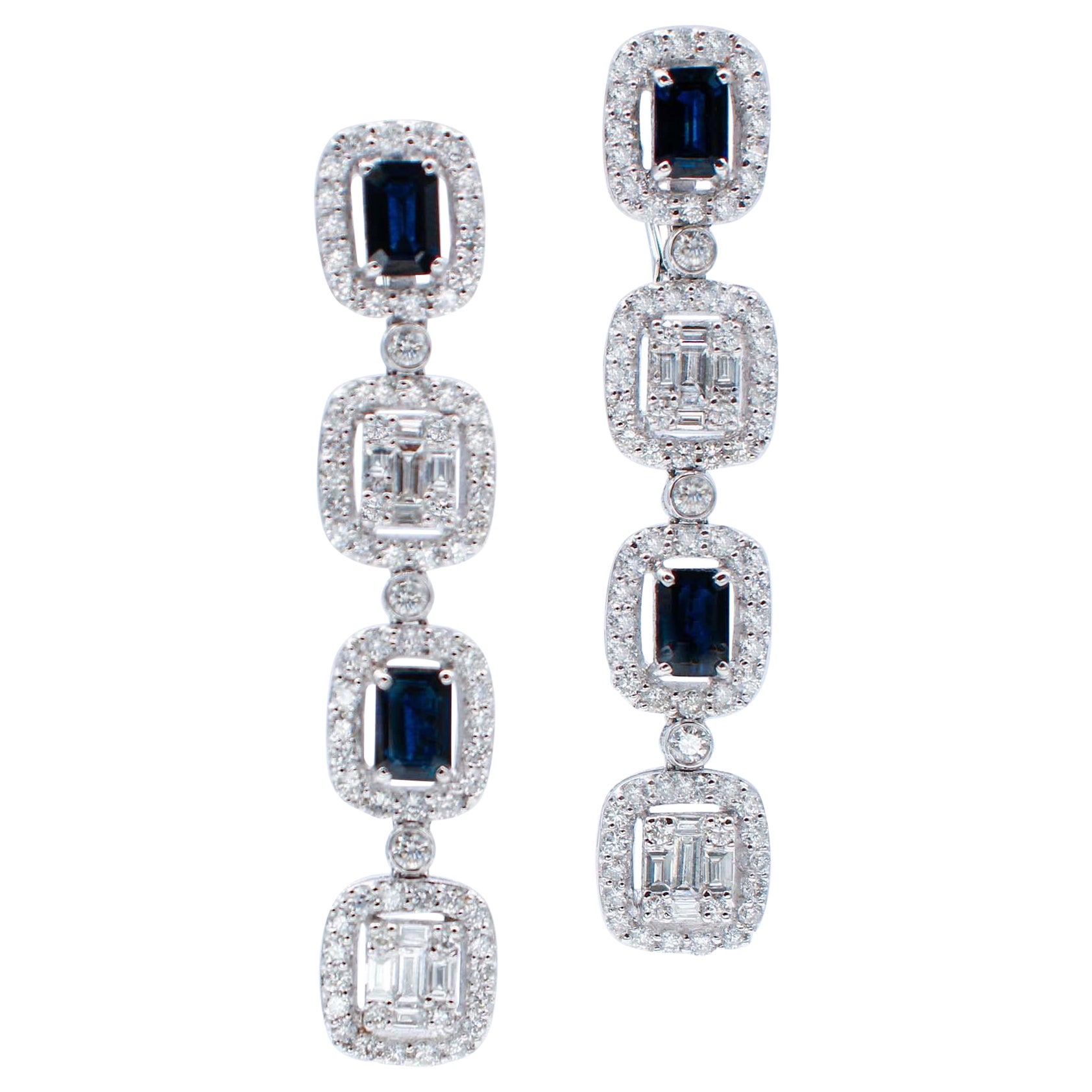 Pendants d'oreilles en or blanc 18 carats, saphirs bleus et diamants en vente