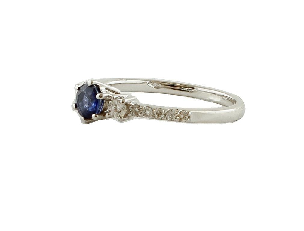 Elegant solitaire ring in 18 kt white gold structure mounted with a central blue sapphire and, on both sides, a row of diamonds.
This ring is totally handmade by Italian master goldsmith.
Diamonds 0.26 ct, brilliant cut, G Color, VS Clarity
Blue